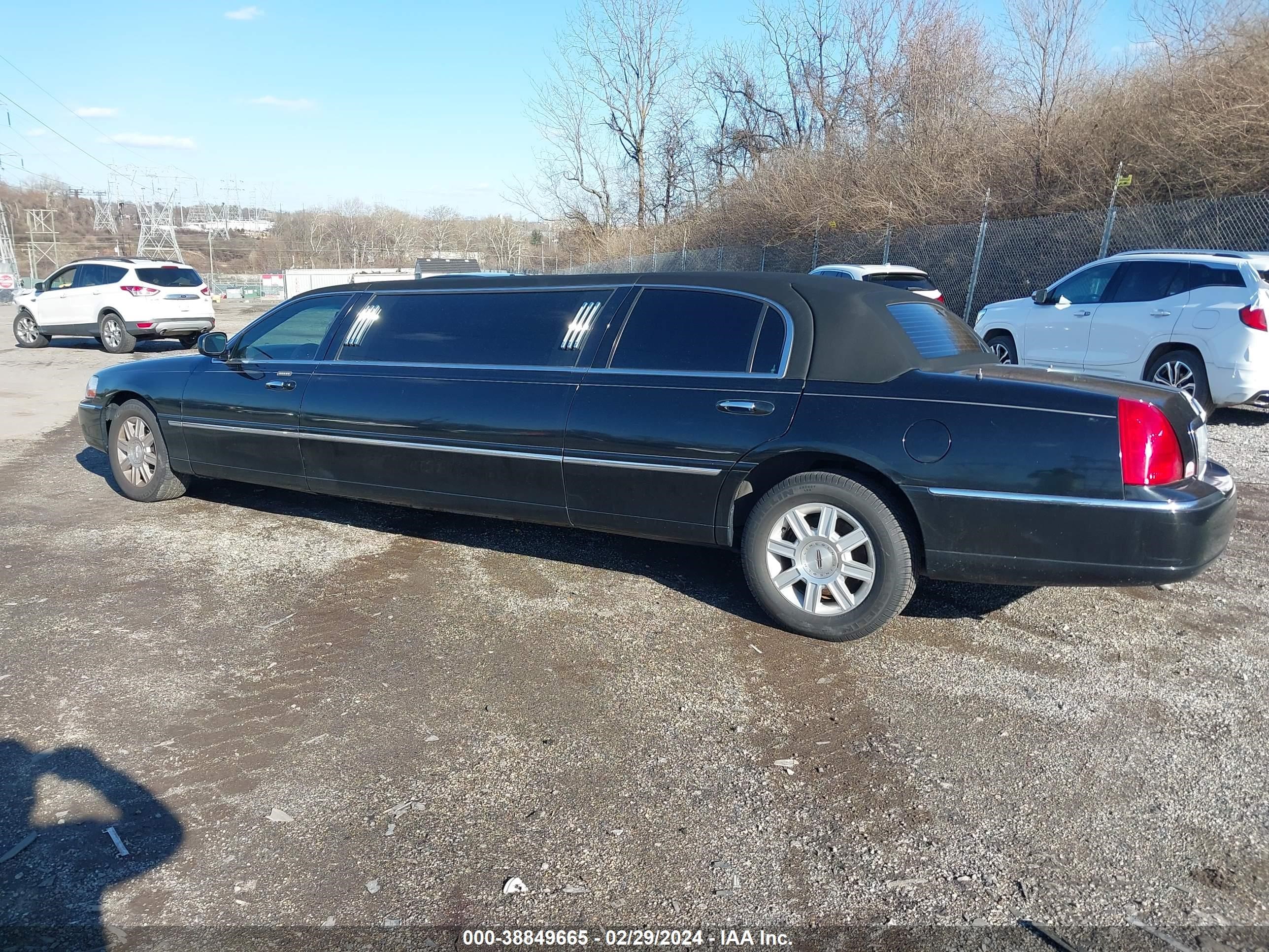 Photo 2 VIN: 1L1FM88W17Y601335 - LINCOLN TOWN CAR 