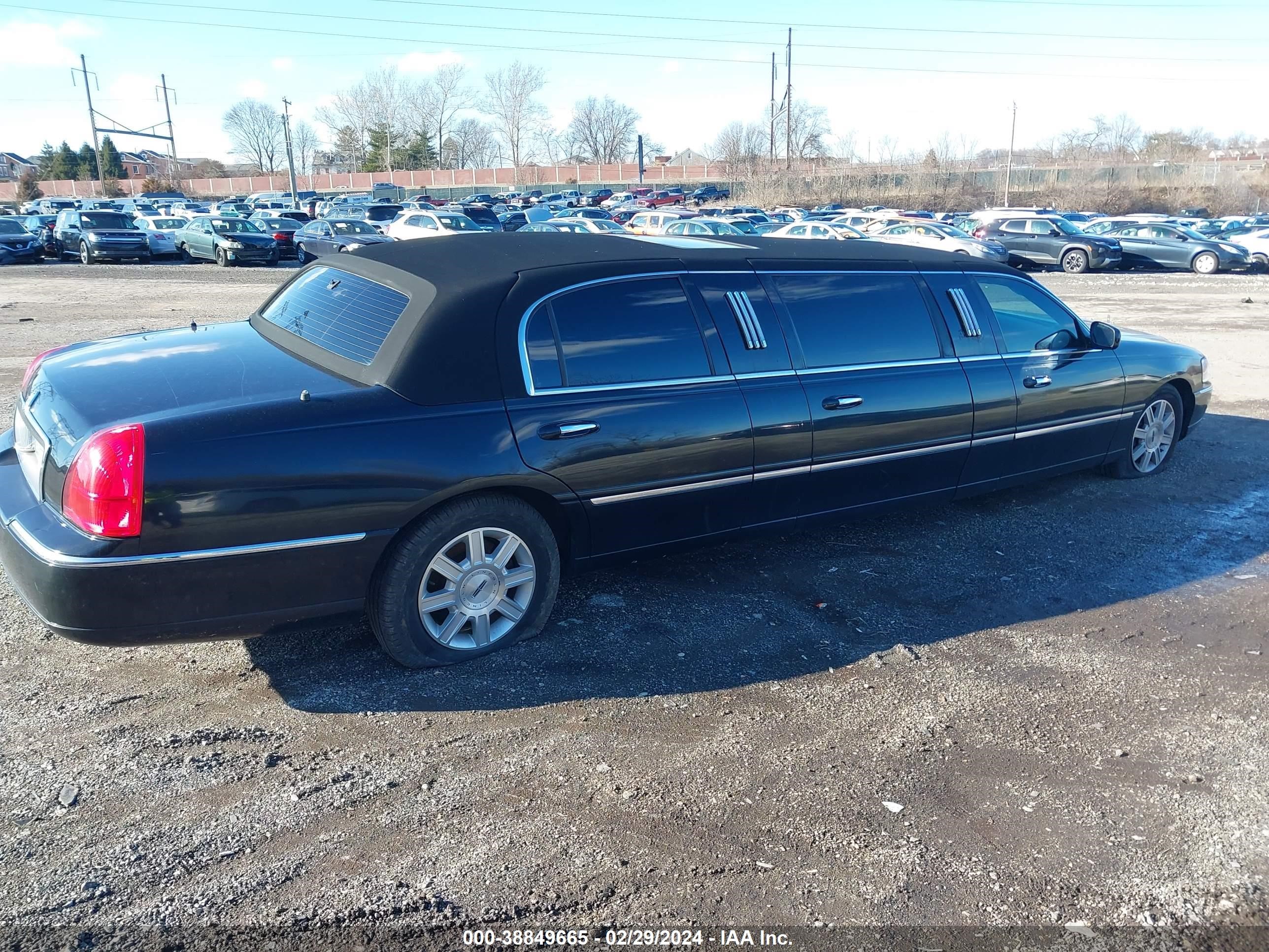 Photo 3 VIN: 1L1FM88W17Y601335 - LINCOLN TOWN CAR 