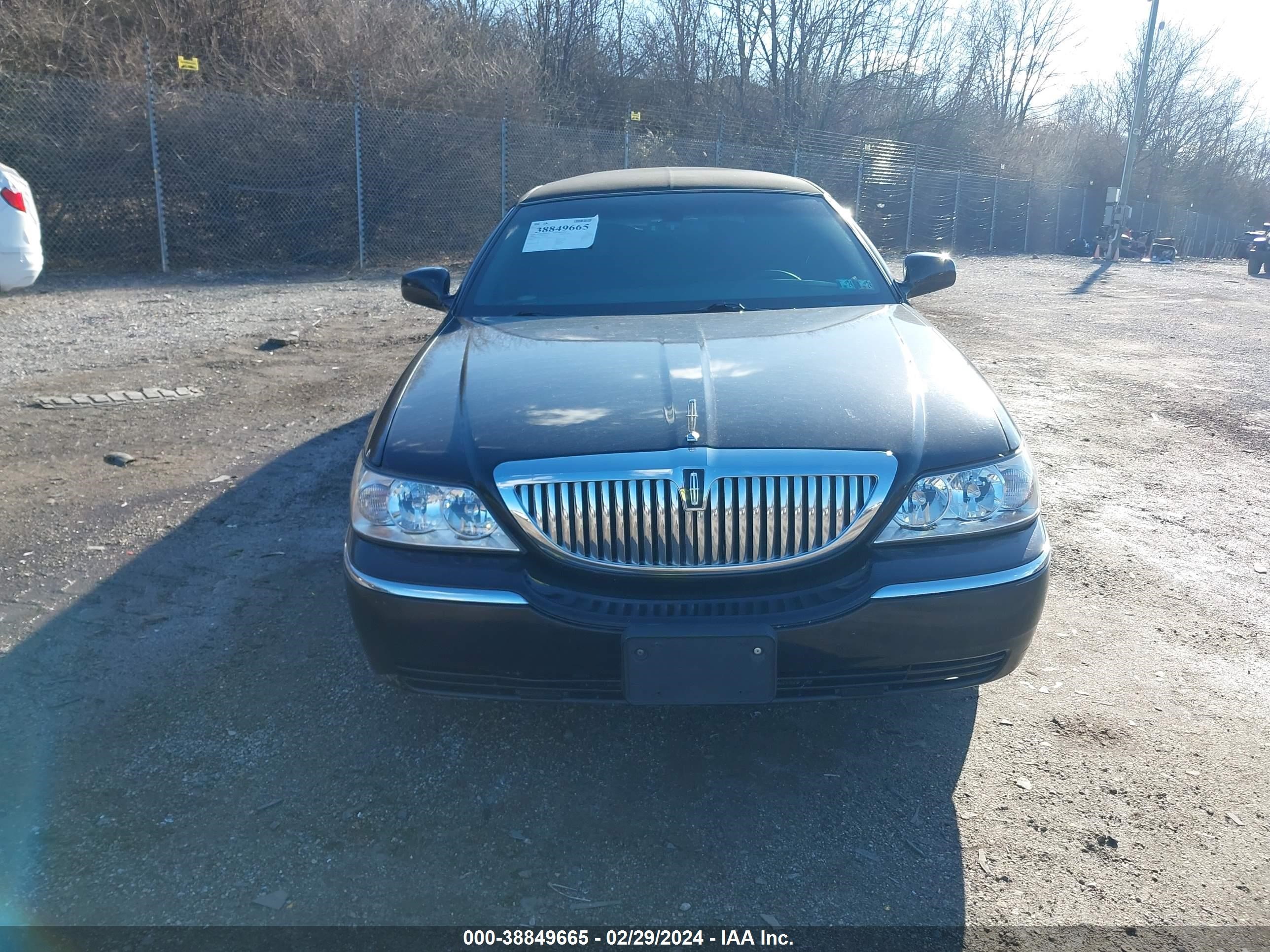 Photo 5 VIN: 1L1FM88W17Y601335 - LINCOLN TOWN CAR 