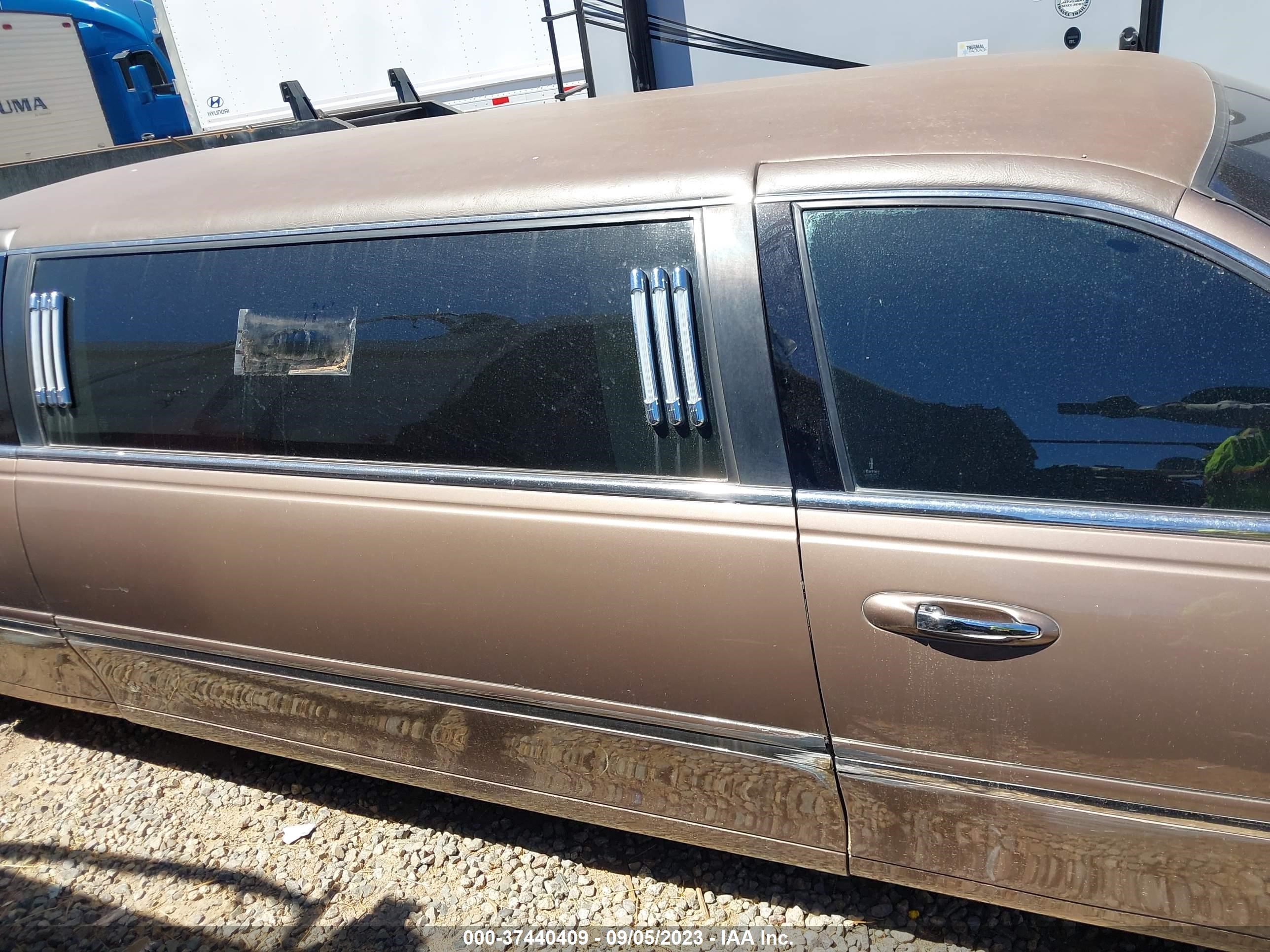 Photo 12 VIN: 1L1FM88W17Y632472 - LINCOLN TOWN CAR 