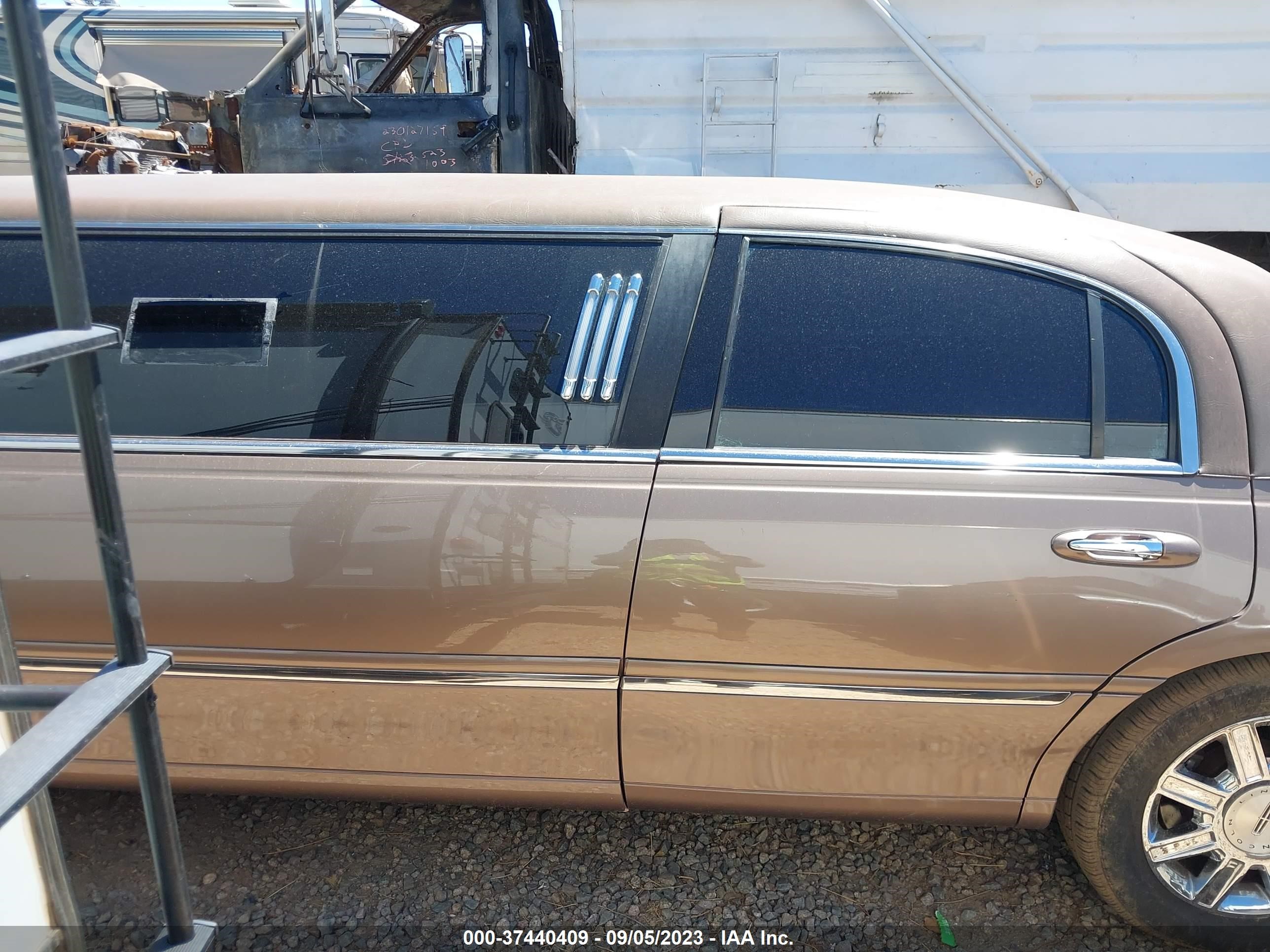 Photo 13 VIN: 1L1FM88W17Y632472 - LINCOLN TOWN CAR 