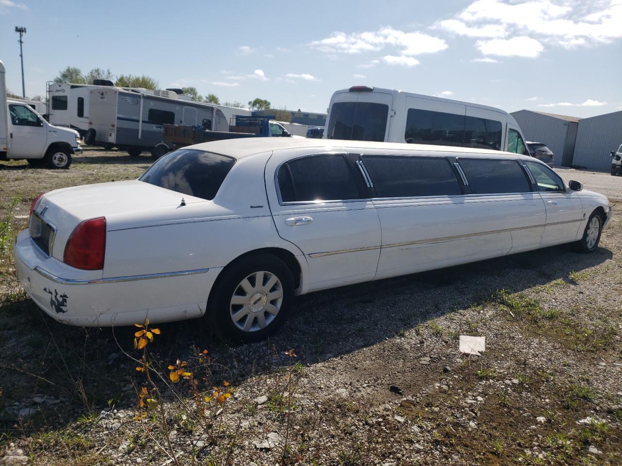 Photo 2 VIN: 1L1FM88W46Y620055 - LINCOLN TOWN CAR 