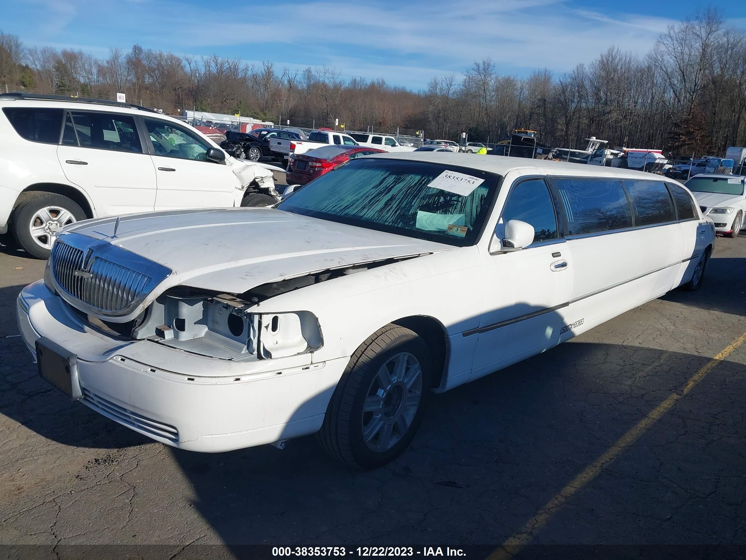 Photo 1 VIN: 1L1FM88W47Y616198 - LINCOLN TOWN CAR 