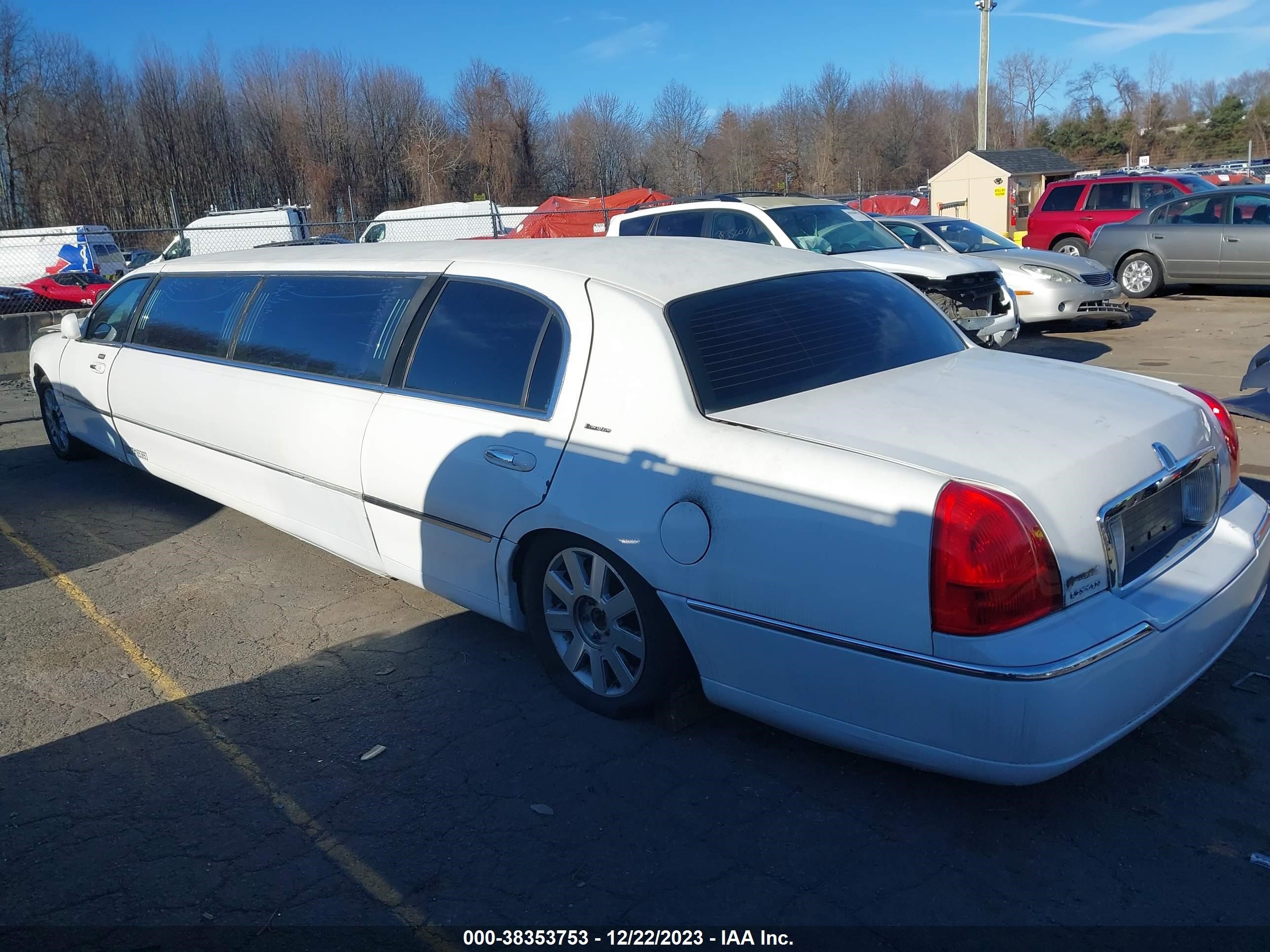 Photo 2 VIN: 1L1FM88W47Y616198 - LINCOLN TOWN CAR 