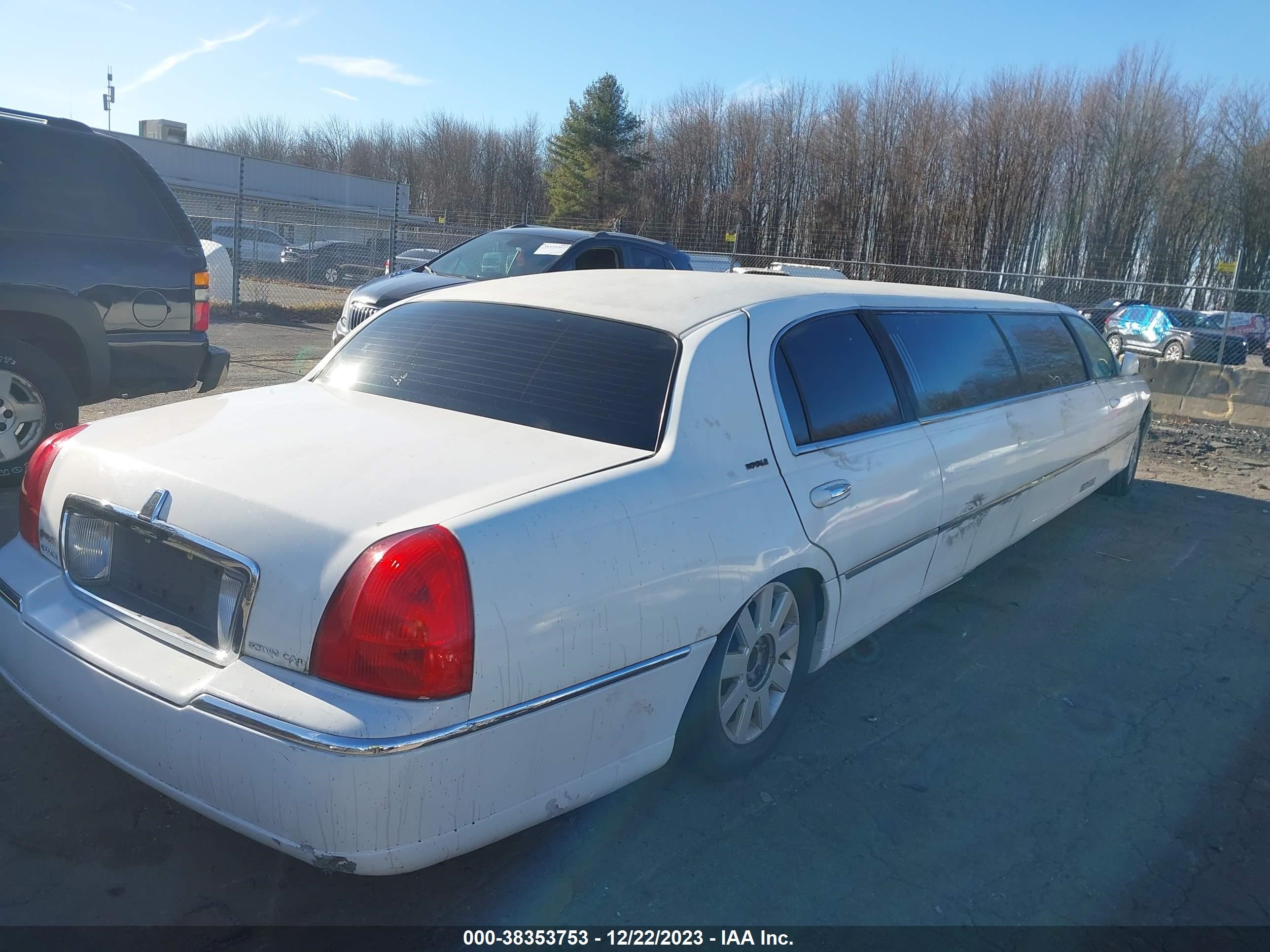 Photo 3 VIN: 1L1FM88W47Y616198 - LINCOLN TOWN CAR 