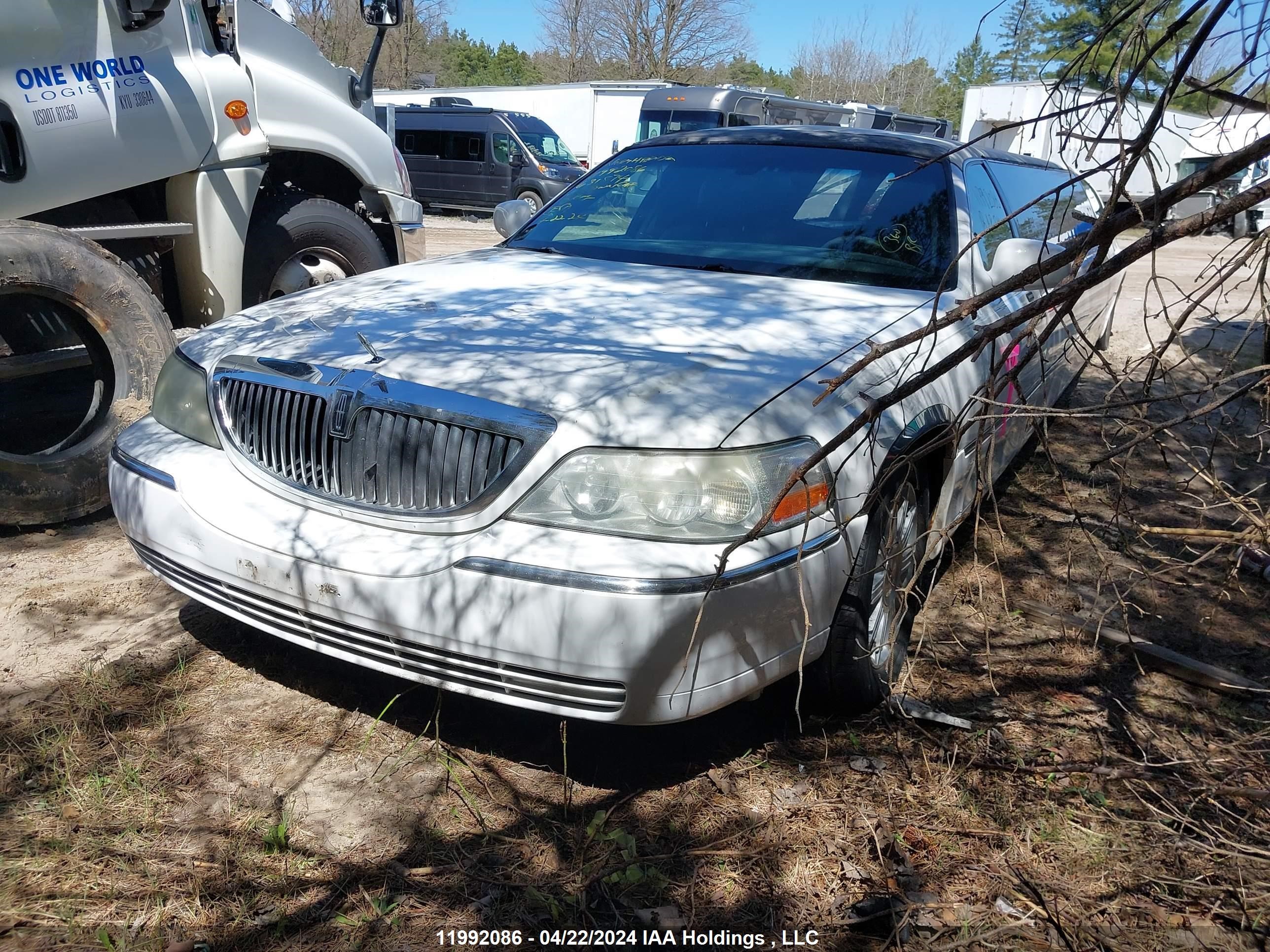 Photo 1 VIN: 1L1FM88W47Y631574 - LINCOLN TOWN CAR 