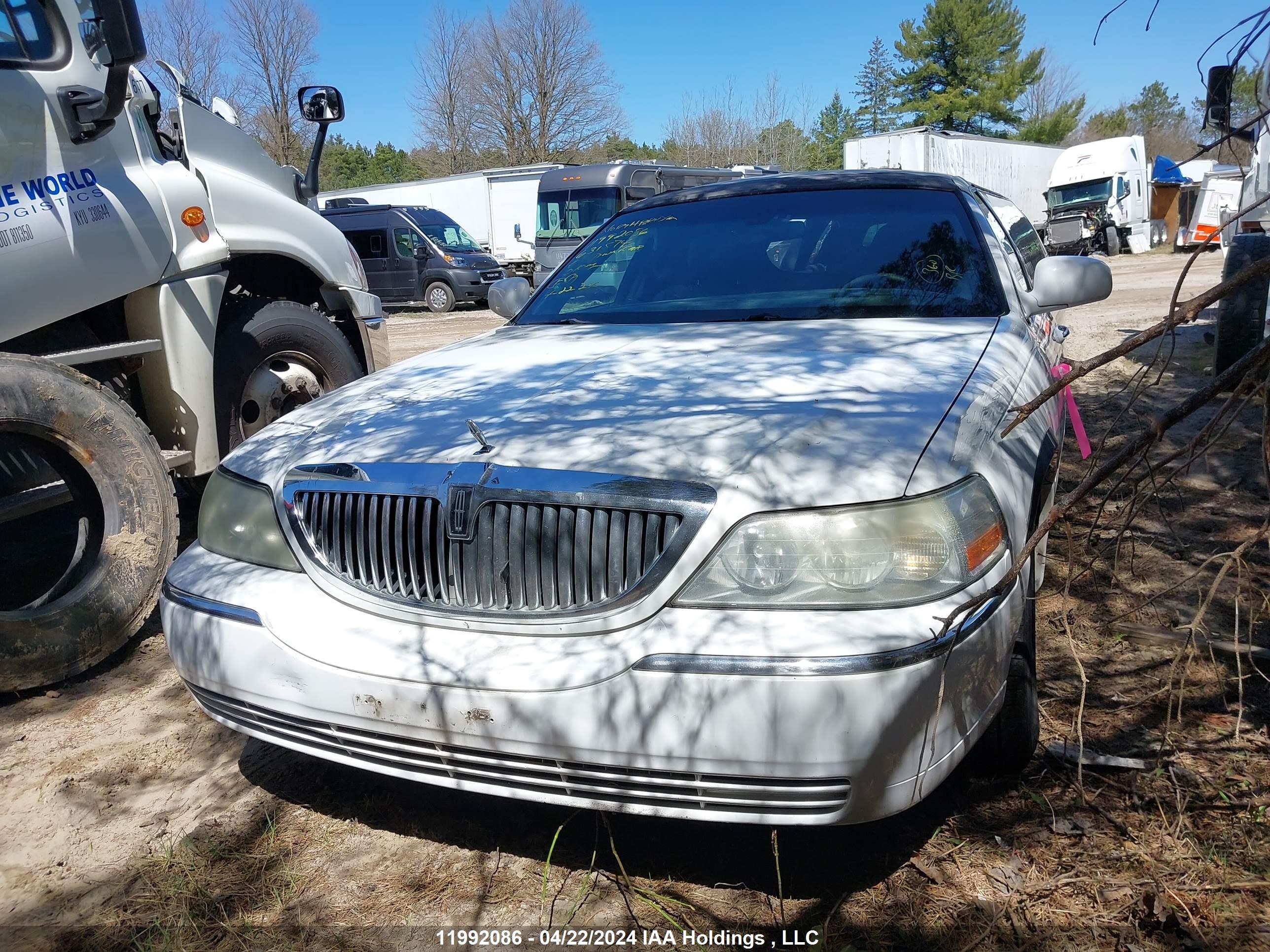 Photo 11 VIN: 1L1FM88W47Y631574 - LINCOLN TOWN CAR 