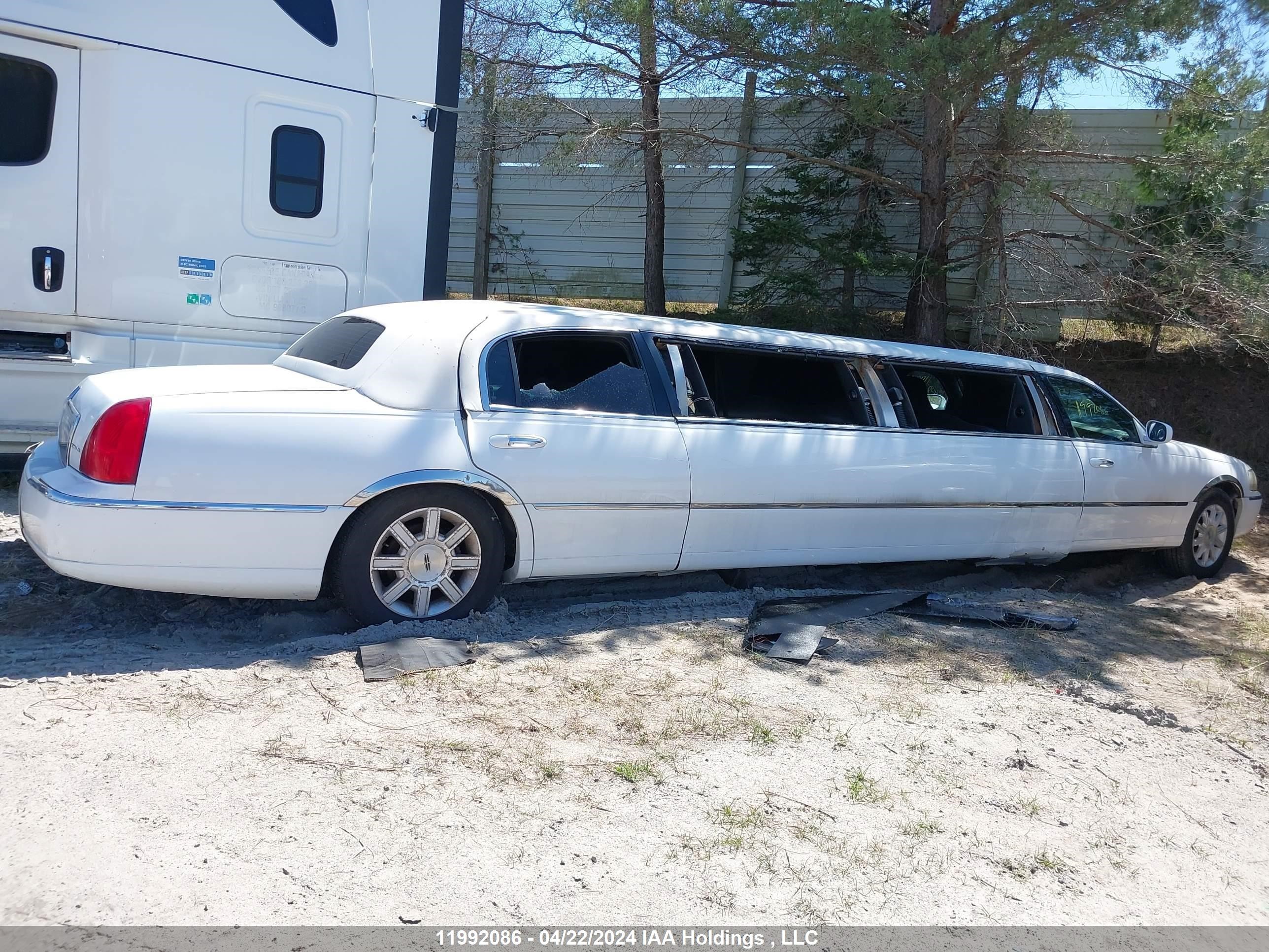 Photo 12 VIN: 1L1FM88W47Y631574 - LINCOLN TOWN CAR 