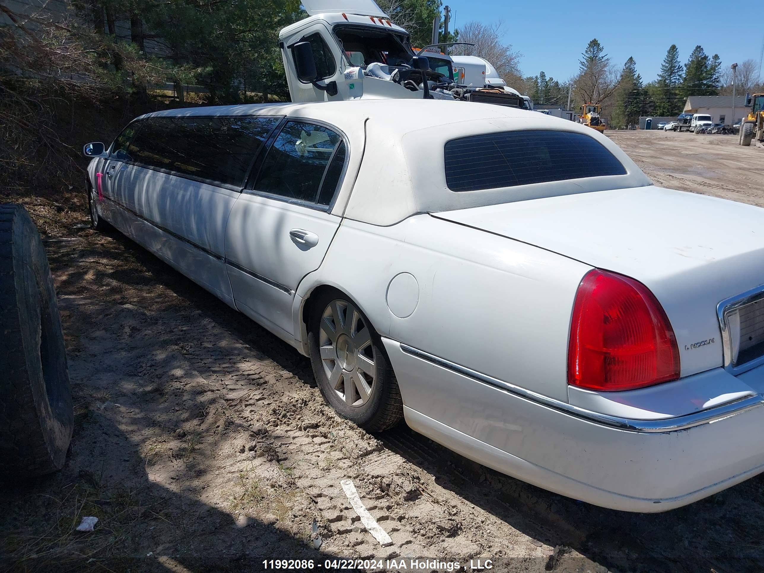 Photo 13 VIN: 1L1FM88W47Y631574 - LINCOLN TOWN CAR 