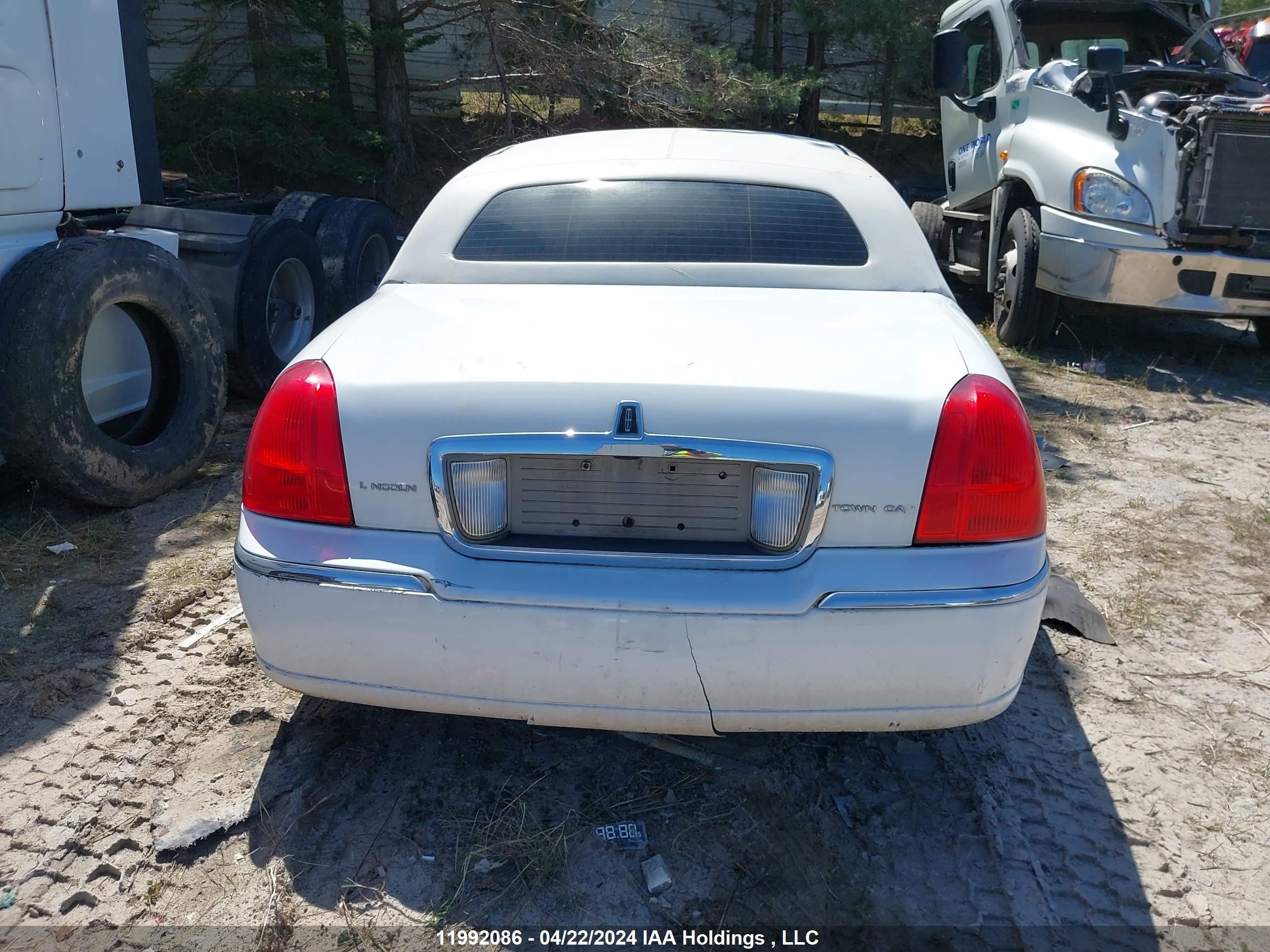 Photo 15 VIN: 1L1FM88W47Y631574 - LINCOLN TOWN CAR 