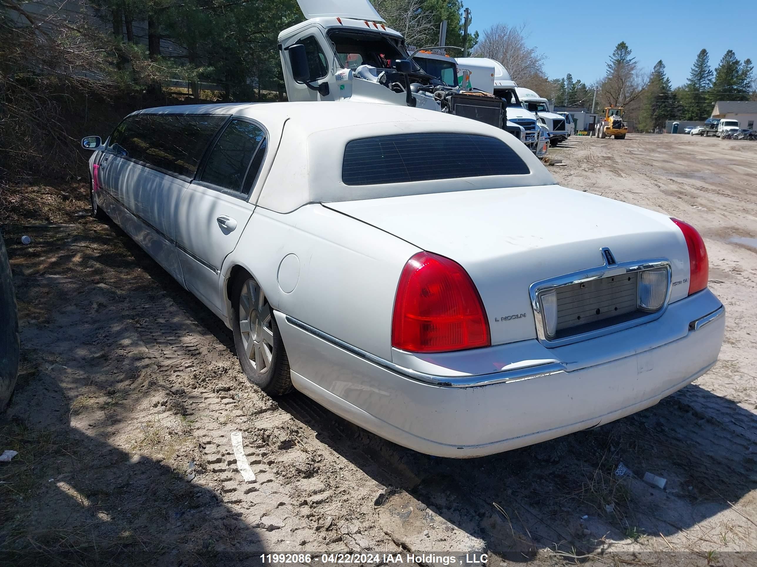 Photo 2 VIN: 1L1FM88W47Y631574 - LINCOLN TOWN CAR 