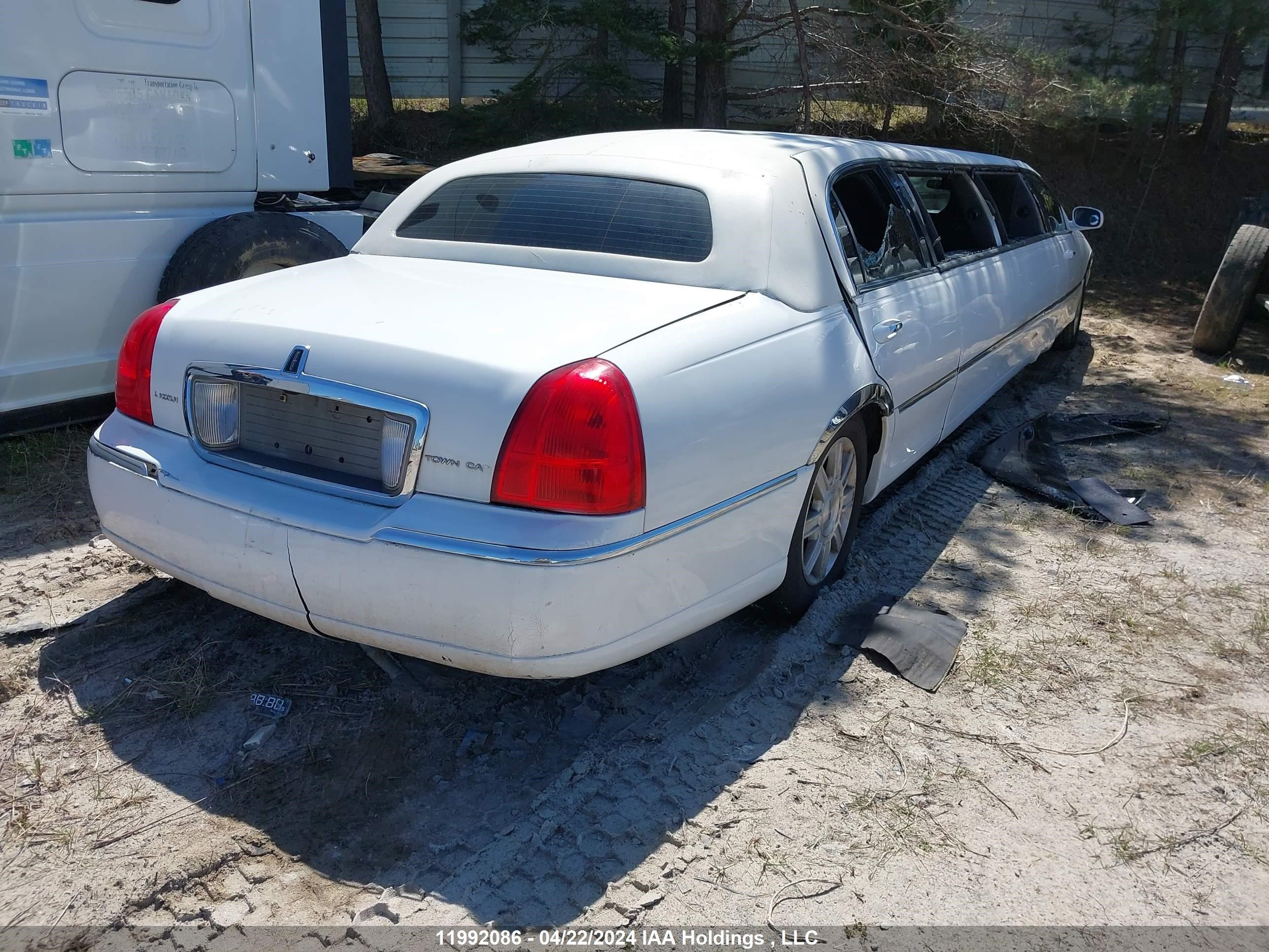 Photo 3 VIN: 1L1FM88W47Y631574 - LINCOLN TOWN CAR 