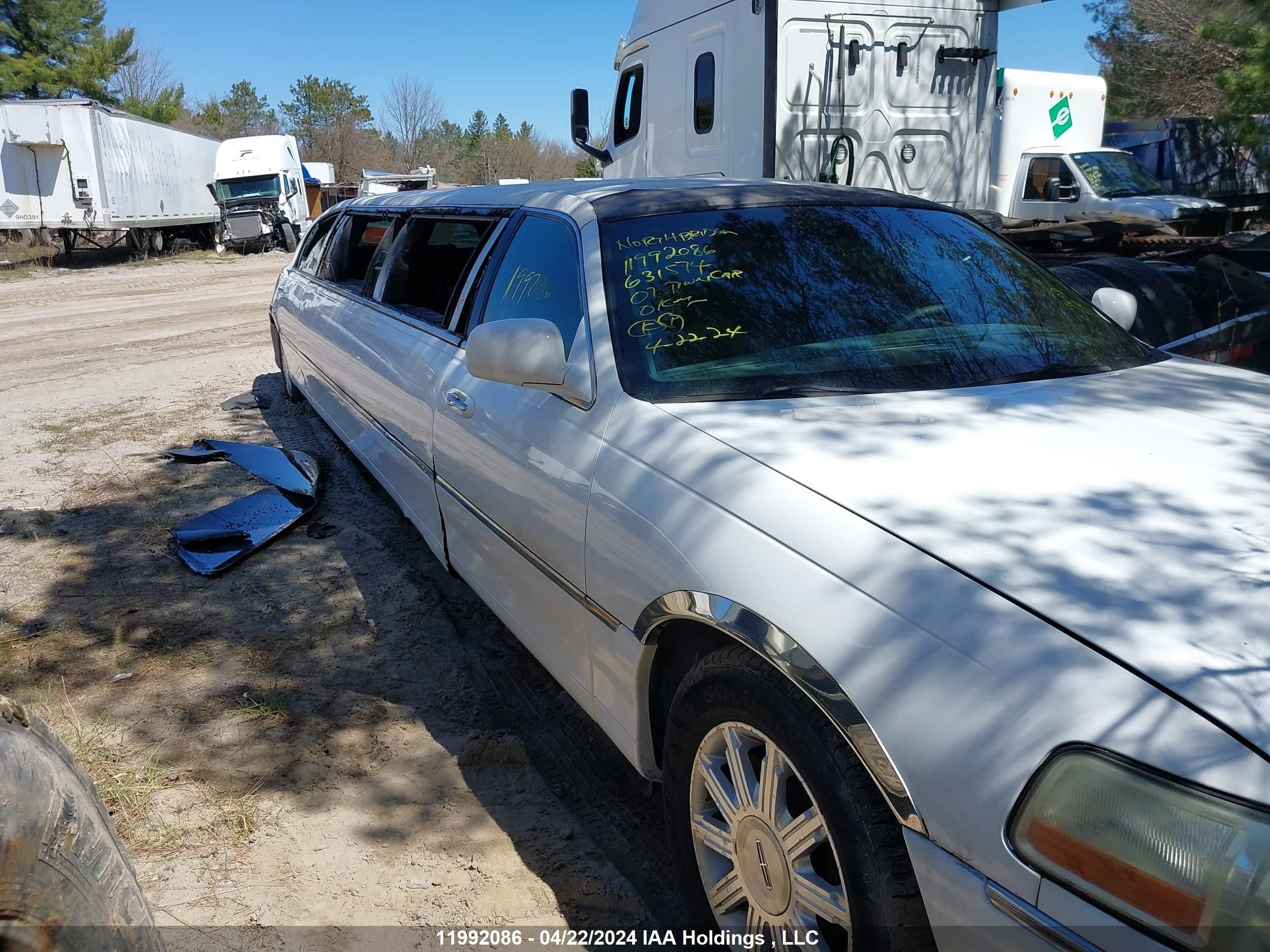 Photo 5 VIN: 1L1FM88W47Y631574 - LINCOLN TOWN CAR 