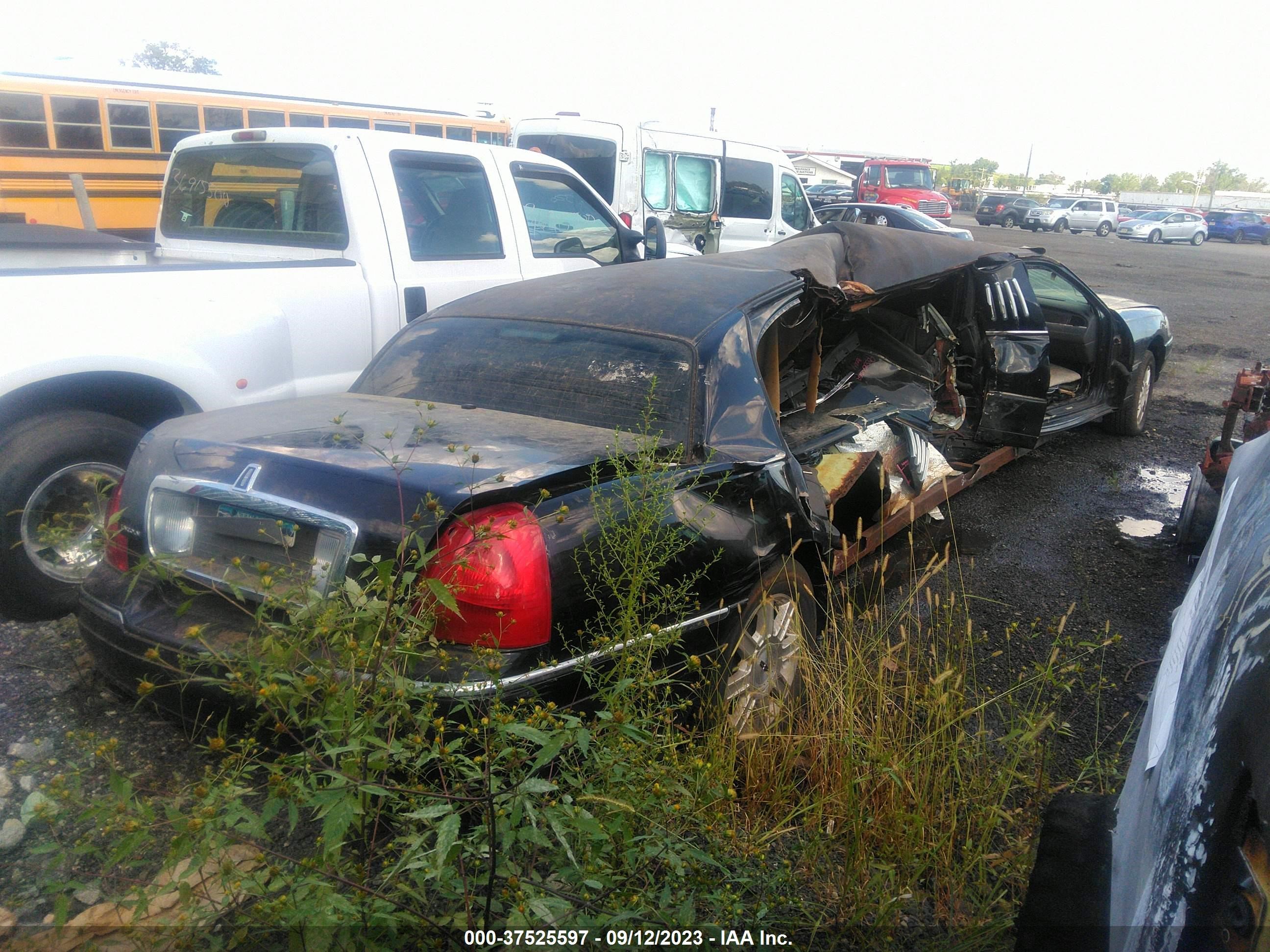 Photo 3 VIN: 1L1FM88W87Y616205 - LINCOLN TOWN CAR 