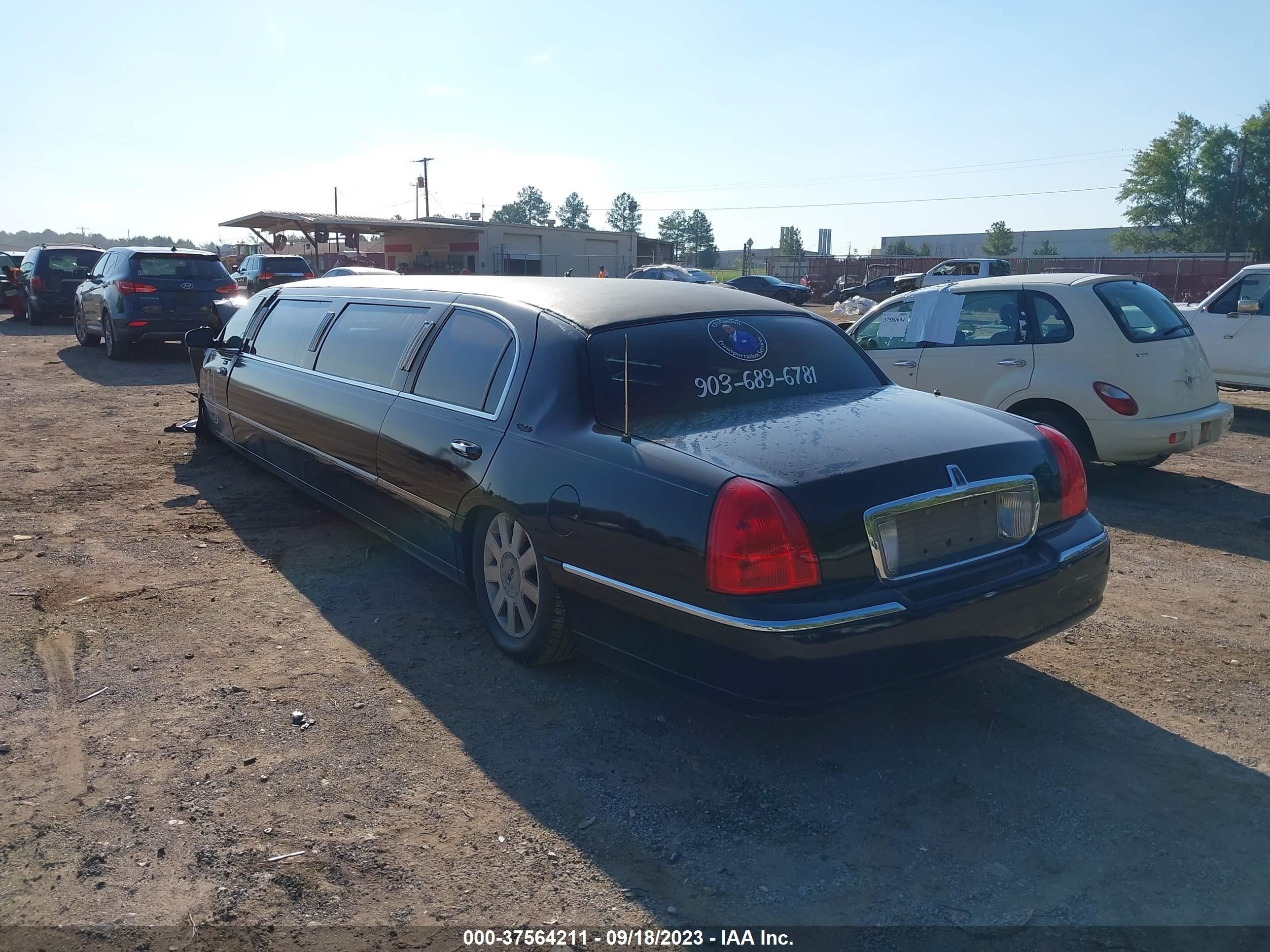 Photo 2 VIN: 1L1FM88W95Y656516 - LINCOLN TOWN CAR 