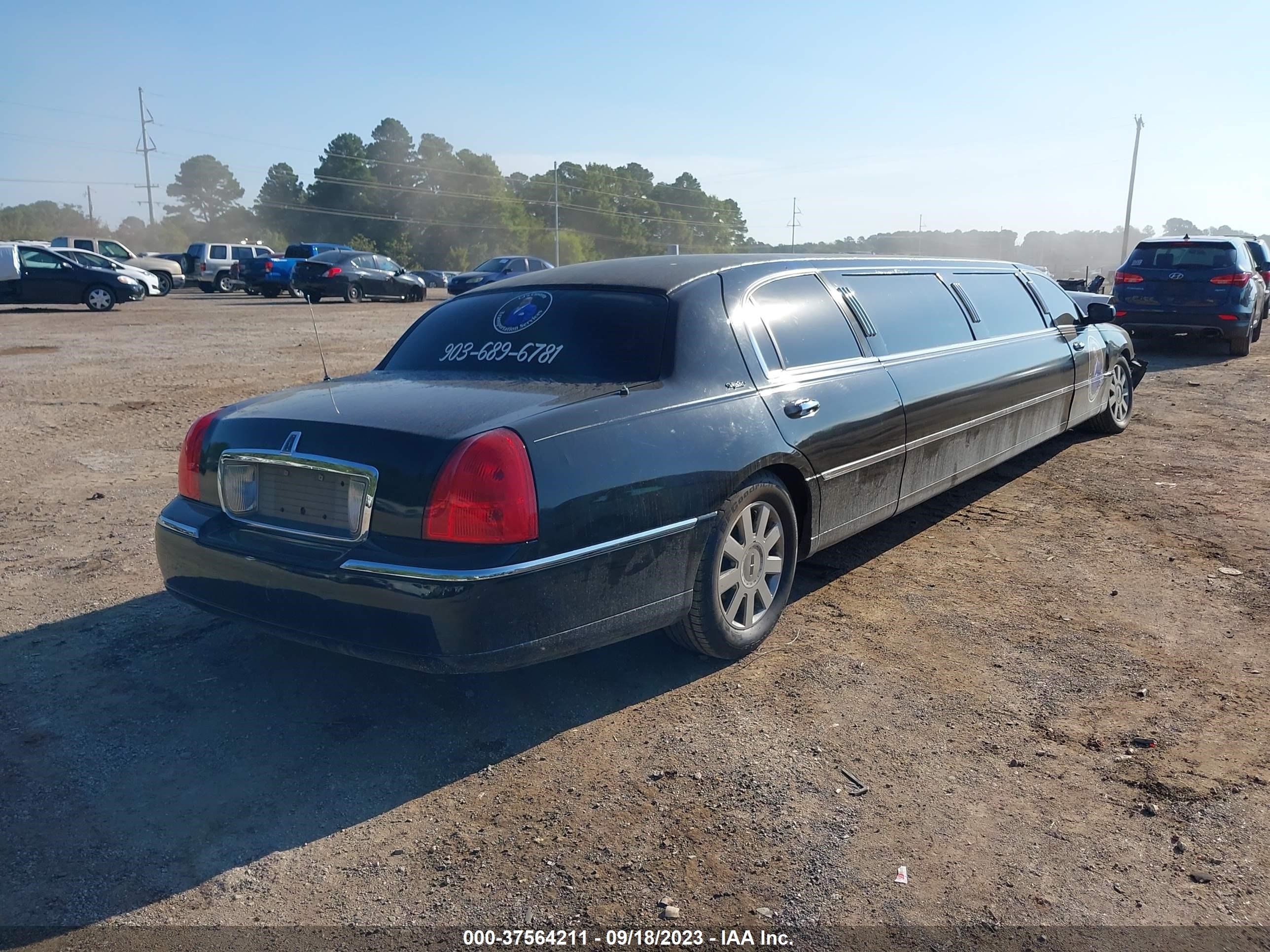 Photo 3 VIN: 1L1FM88W95Y656516 - LINCOLN TOWN CAR 