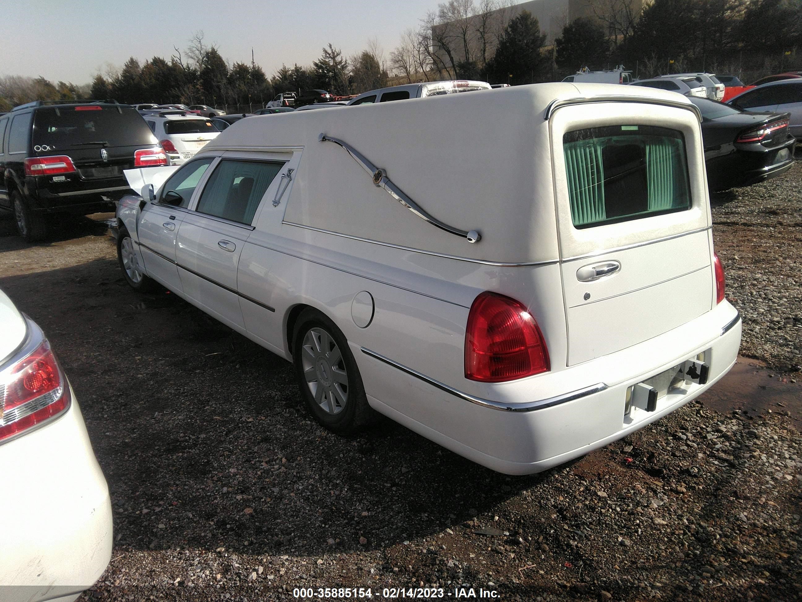 Photo 2 VIN: 1LJFM88W75Y669510 - LINCOLN TOWN CAR 