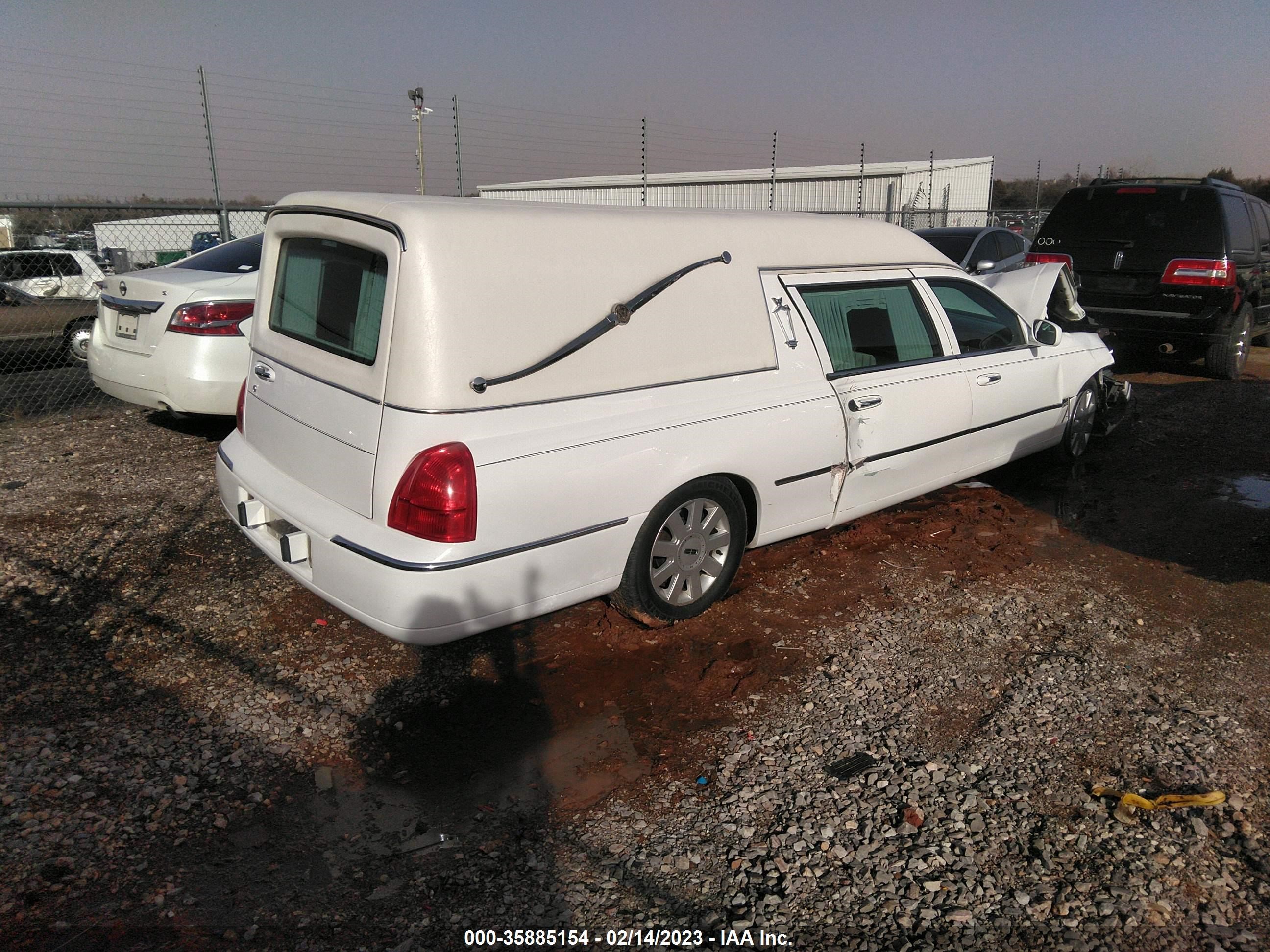 Photo 3 VIN: 1LJFM88W75Y669510 - LINCOLN TOWN CAR 