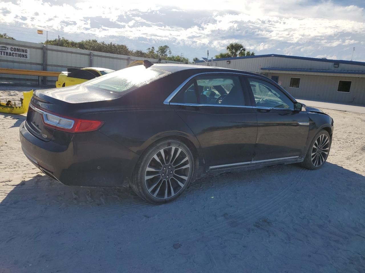 Photo 2 VIN: 1LN6L9NC6J5616696 - LINCOLN CONTINENTAL 