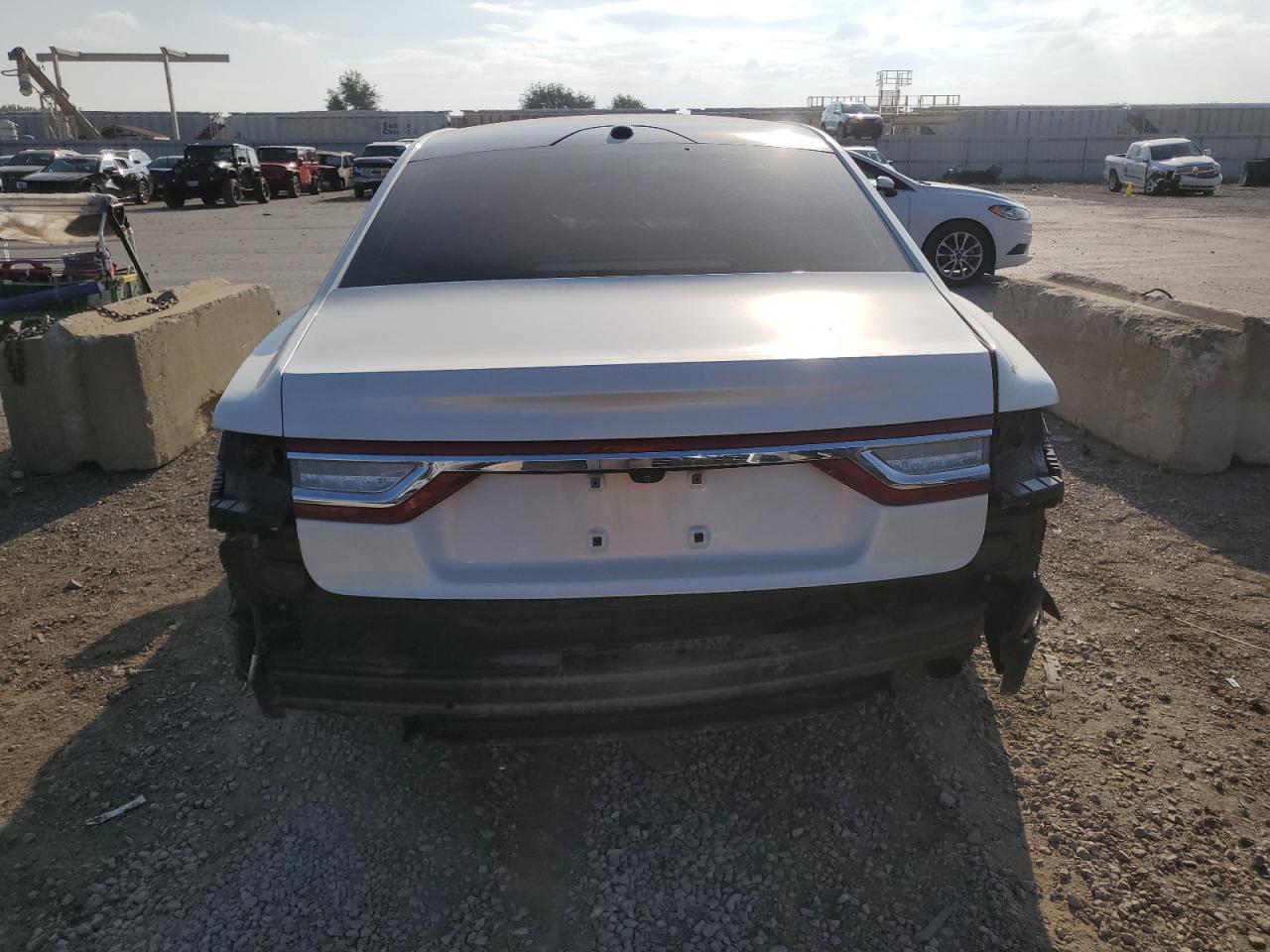 Photo 5 VIN: 1LN6L9NP1H5629434 - LINCOLN CONTINENTAL 