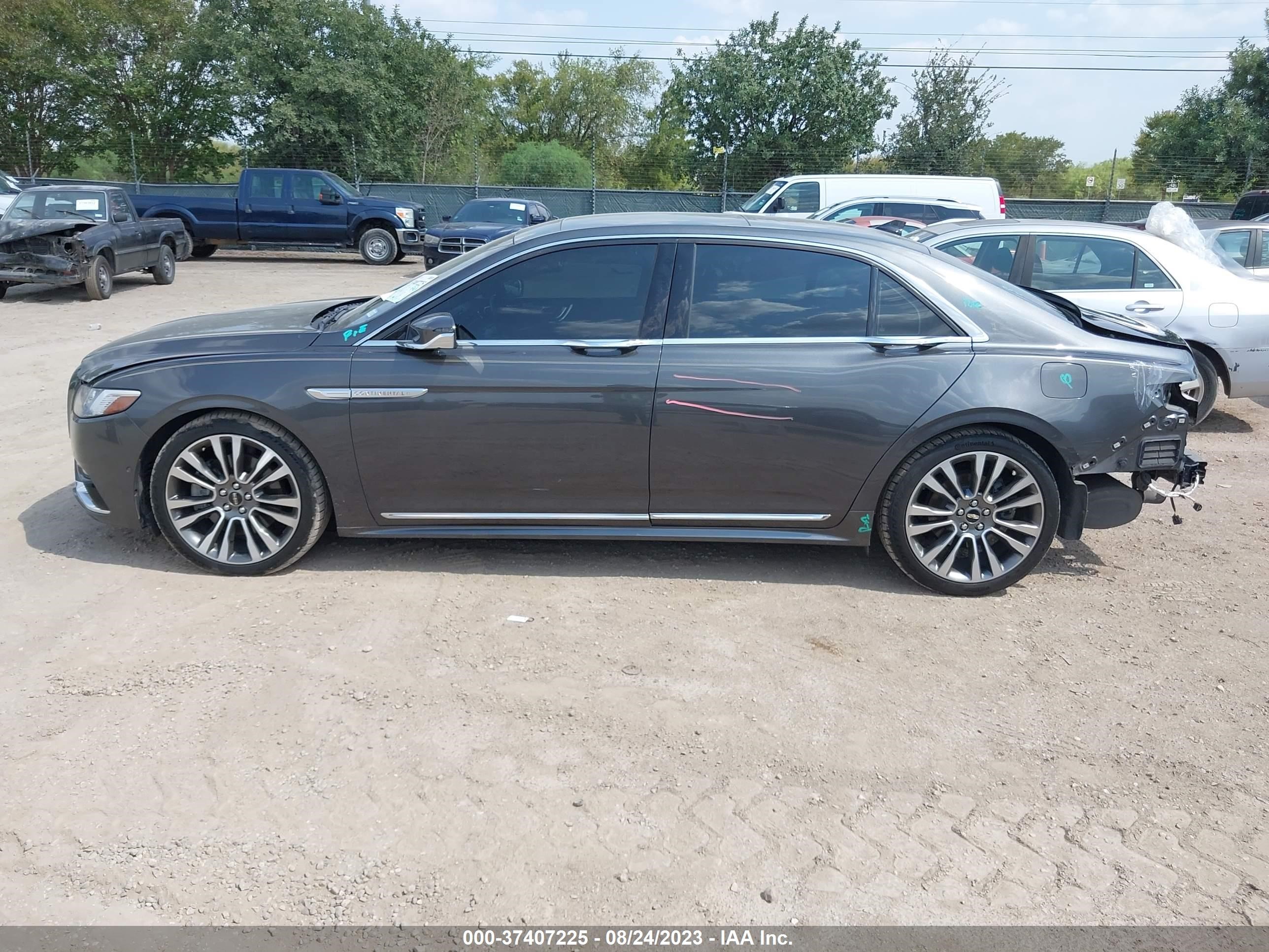 Photo 14 VIN: 1LN6L9NP7J5611932 - LINCOLN CONTINENTAL 