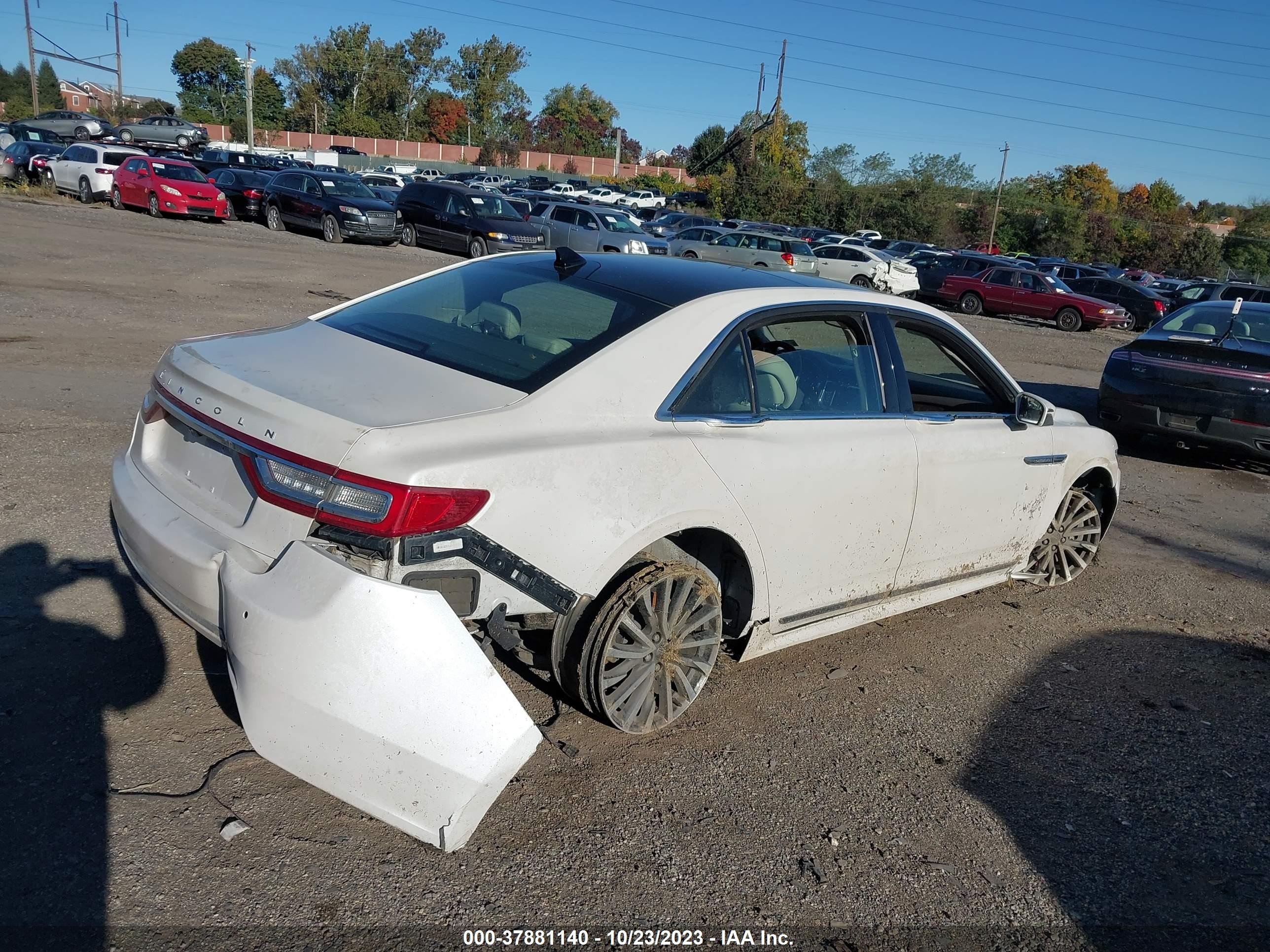 Photo 3 VIN: 1LN6L9TK2J5612137 - LINCOLN CONTINENTAL 