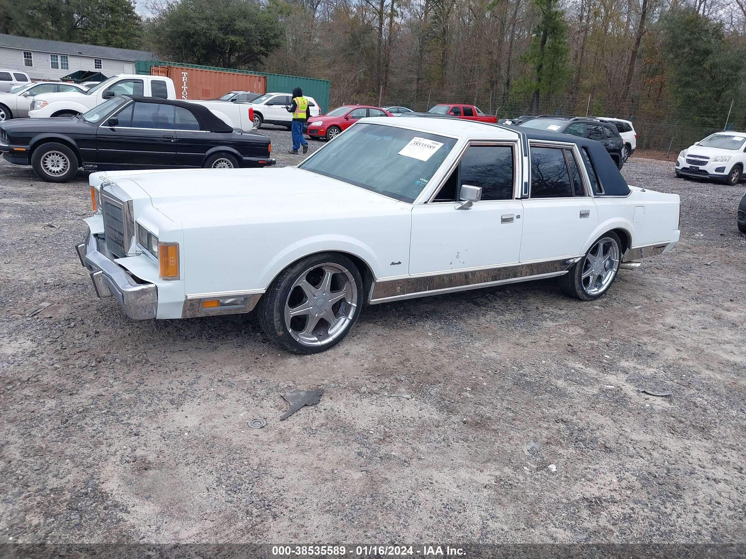 Photo 1 VIN: 1LNBM81F1KY617941 - LINCOLN TOWN CAR 