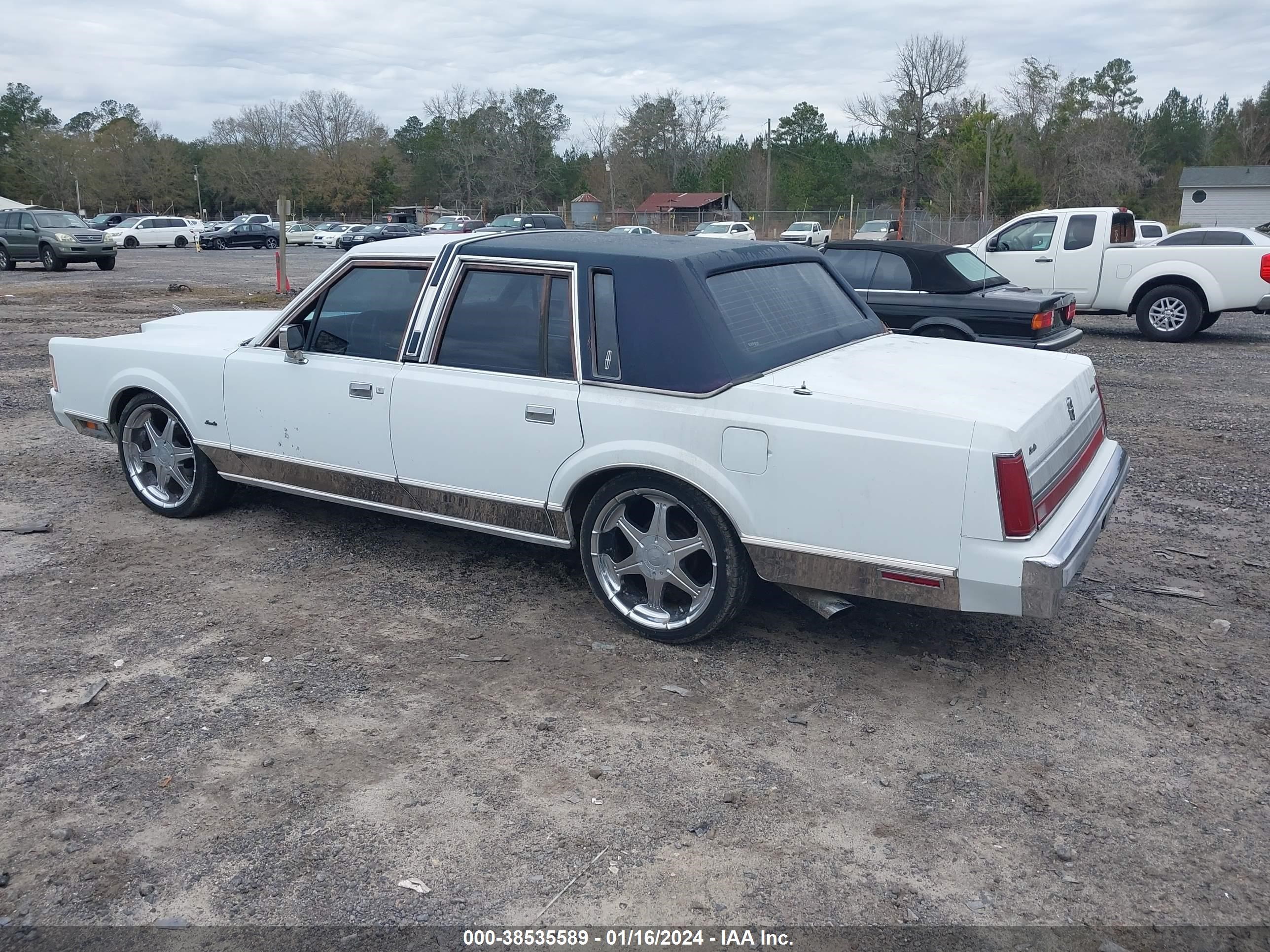 Photo 2 VIN: 1LNBM81F1KY617941 - LINCOLN TOWN CAR 