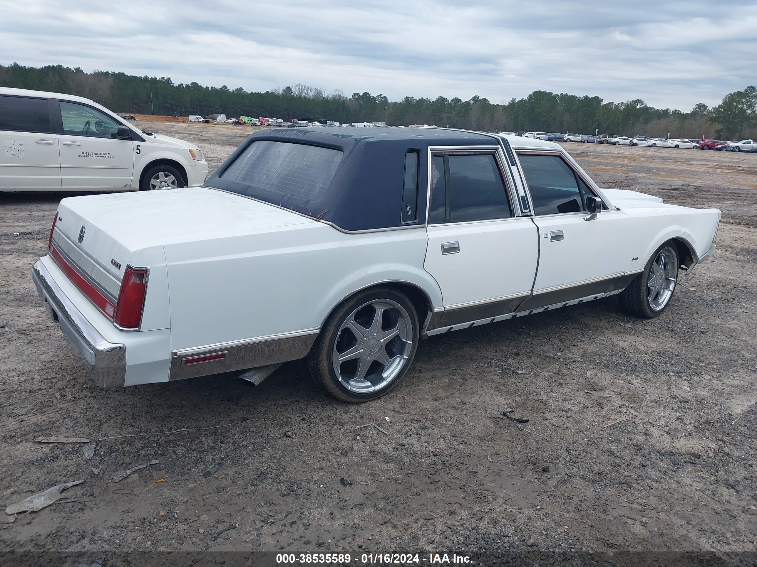 Photo 3 VIN: 1LNBM81F1KY617941 - LINCOLN TOWN CAR 