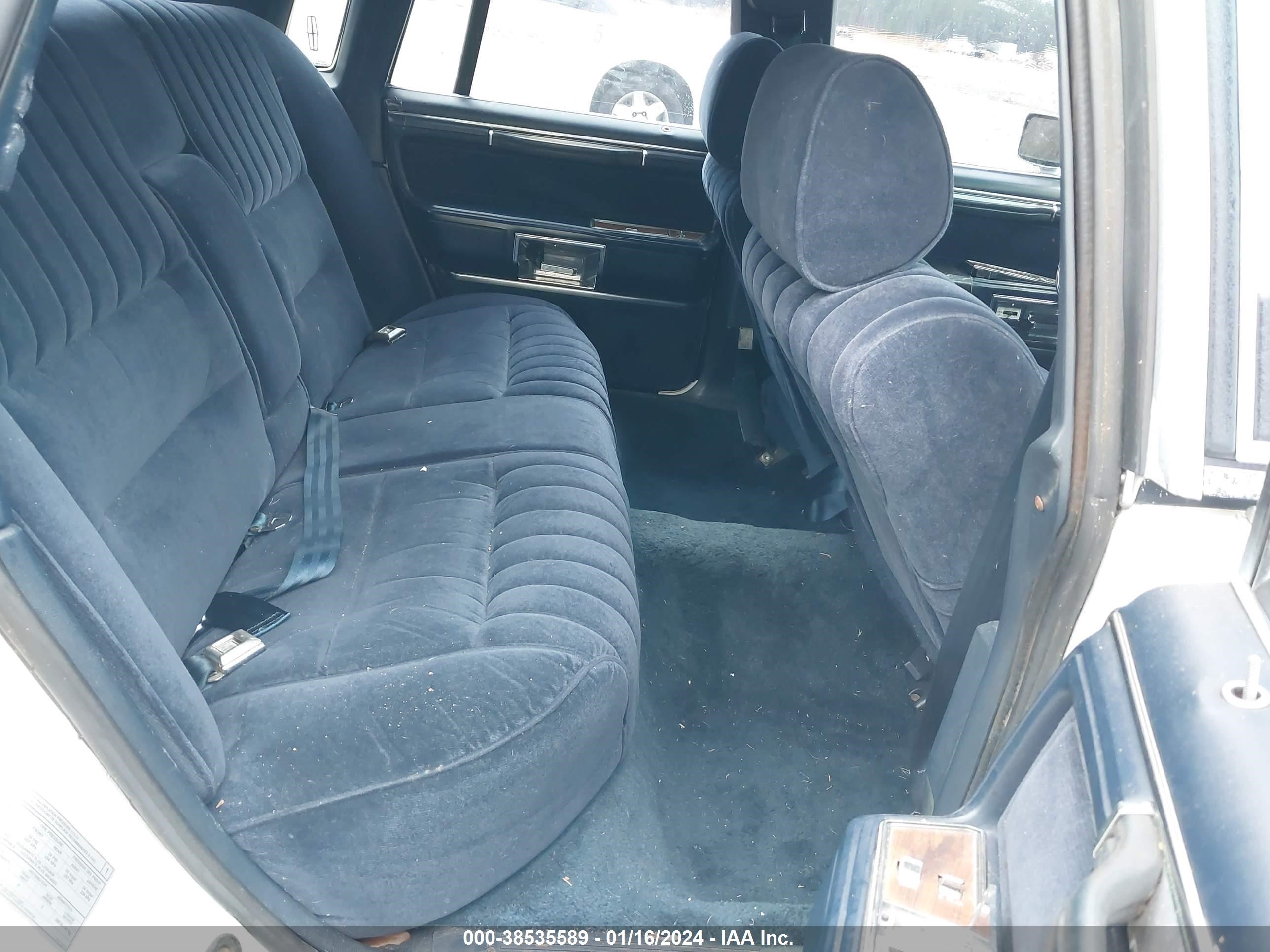 Photo 7 VIN: 1LNBM81F1KY617941 - LINCOLN TOWN CAR 