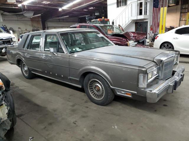 Photo 3 VIN: 1LNBM81F2JY843033 - LINCOLN TOWN CAR 