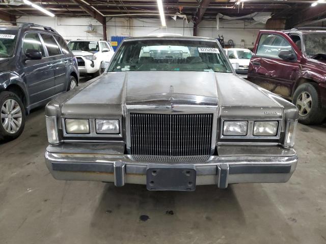 Photo 4 VIN: 1LNBM81F2JY843033 - LINCOLN TOWN CAR 