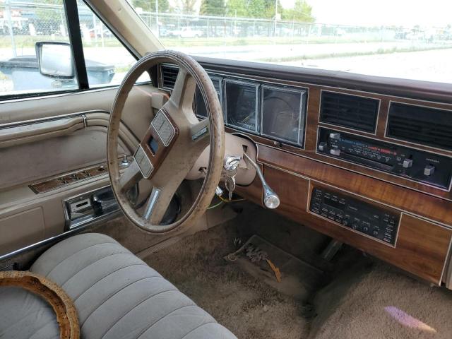 Photo 8 VIN: 1LNBM81F3KY671323 - LINCOLN TOWNCAR 