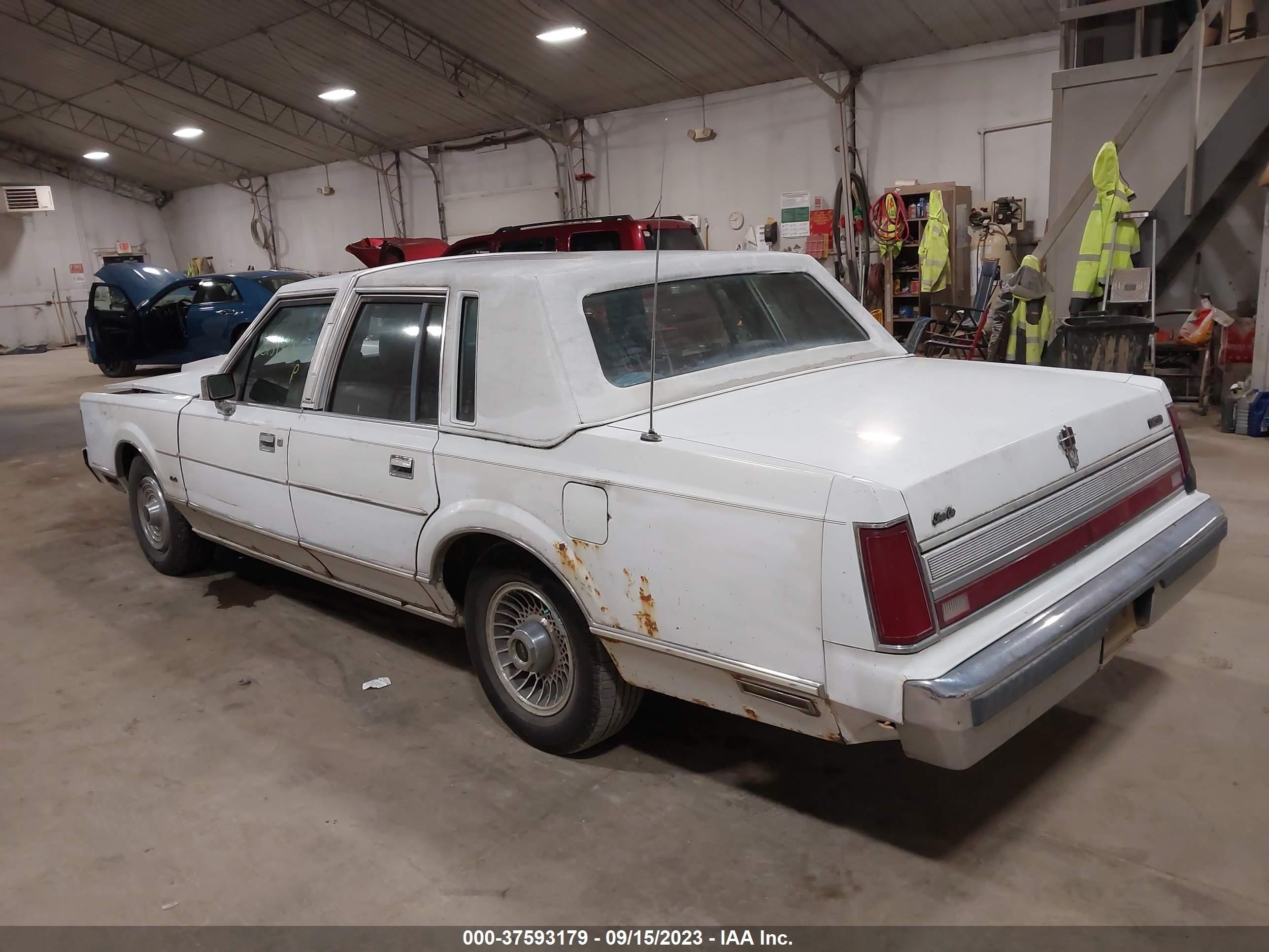 Photo 2 VIN: 1LNBM81F6KY699469 - LINCOLN TOWN CAR 