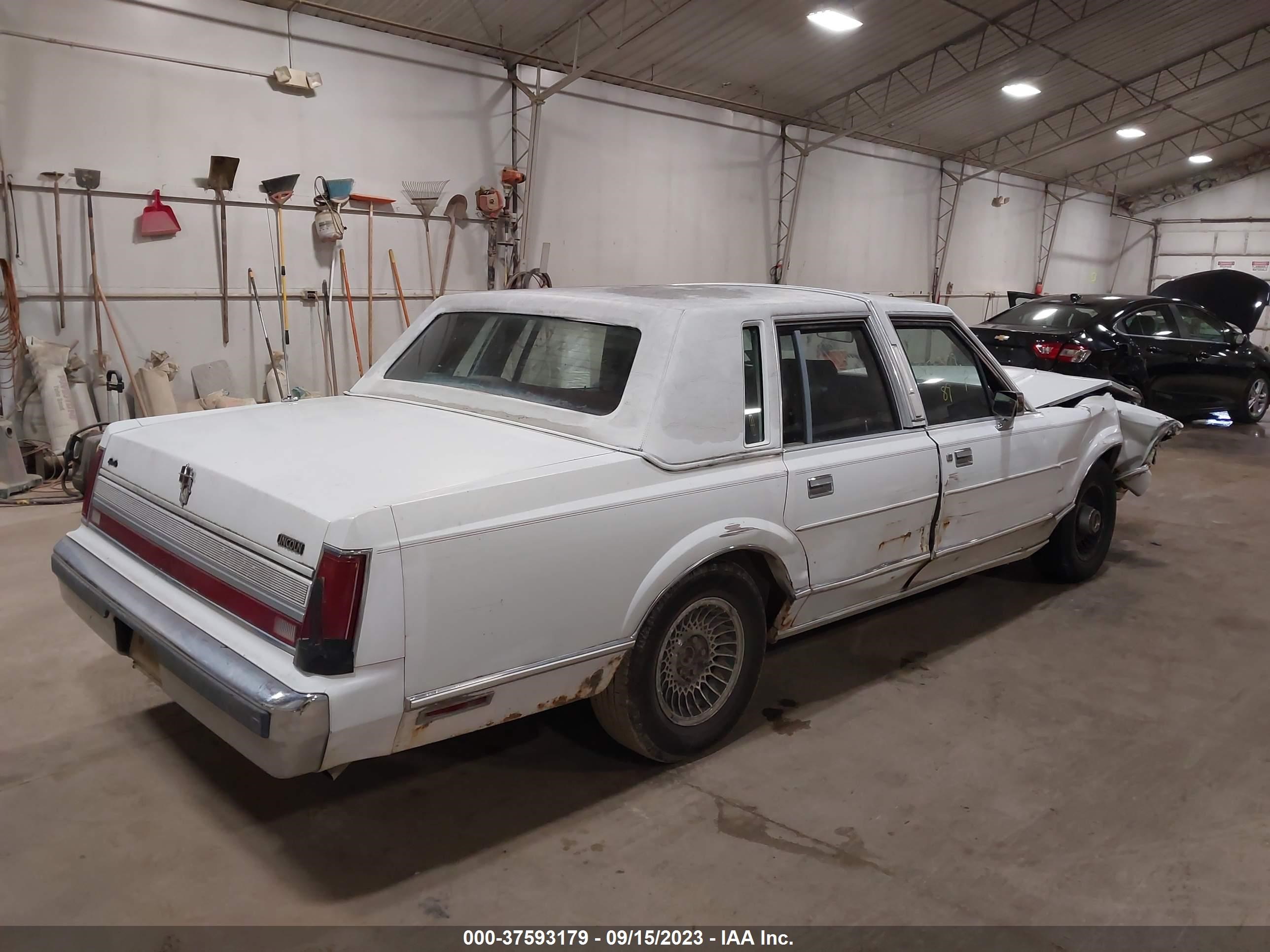 Photo 3 VIN: 1LNBM81F6KY699469 - LINCOLN TOWN CAR 