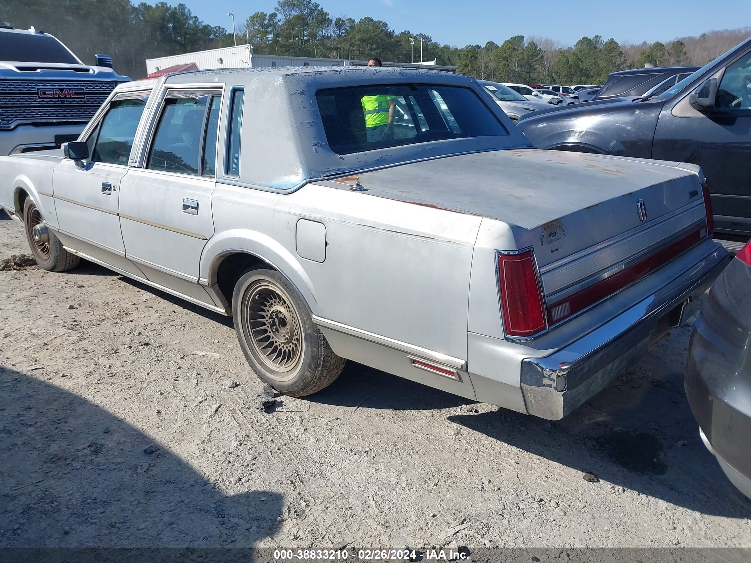 Photo 2 VIN: 1LNBM81F6KY794811 - LINCOLN TOWN CAR 