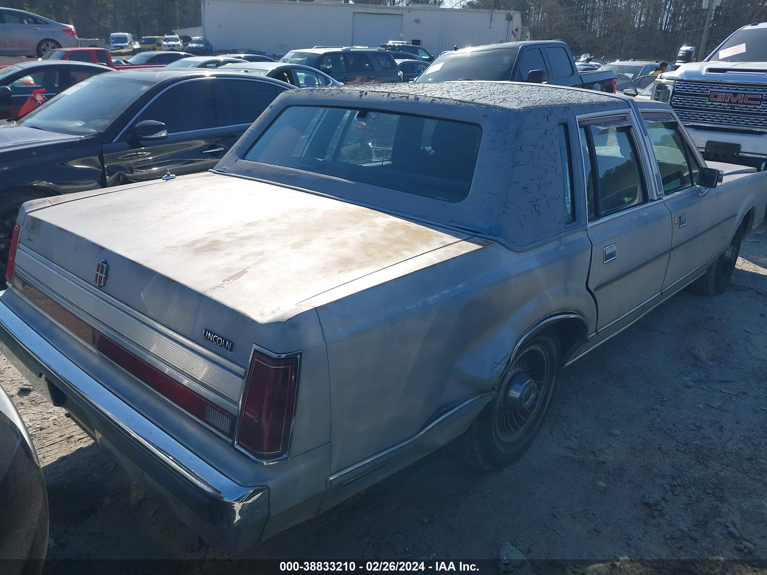 Photo 3 VIN: 1LNBM81F6KY794811 - LINCOLN TOWN CAR 