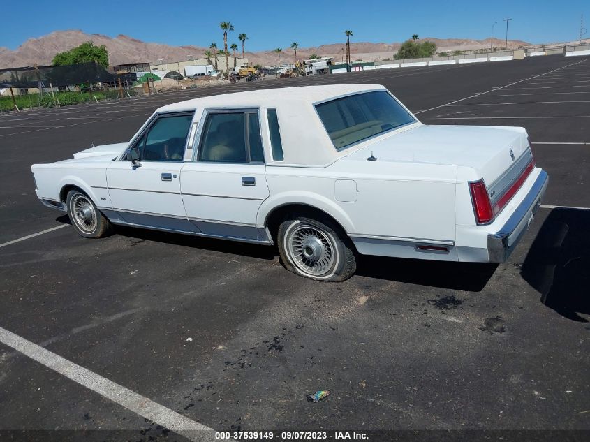 Photo 2 VIN: 1LNBM81F8JY849306 - LINCOLN TOWN CAR 