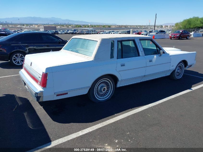 Photo 3 VIN: 1LNBM81F8JY849306 - LINCOLN TOWN CAR 