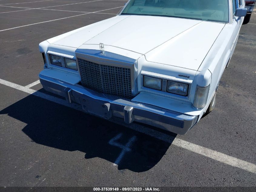 Photo 5 VIN: 1LNBM81F8JY849306 - LINCOLN TOWN CAR 