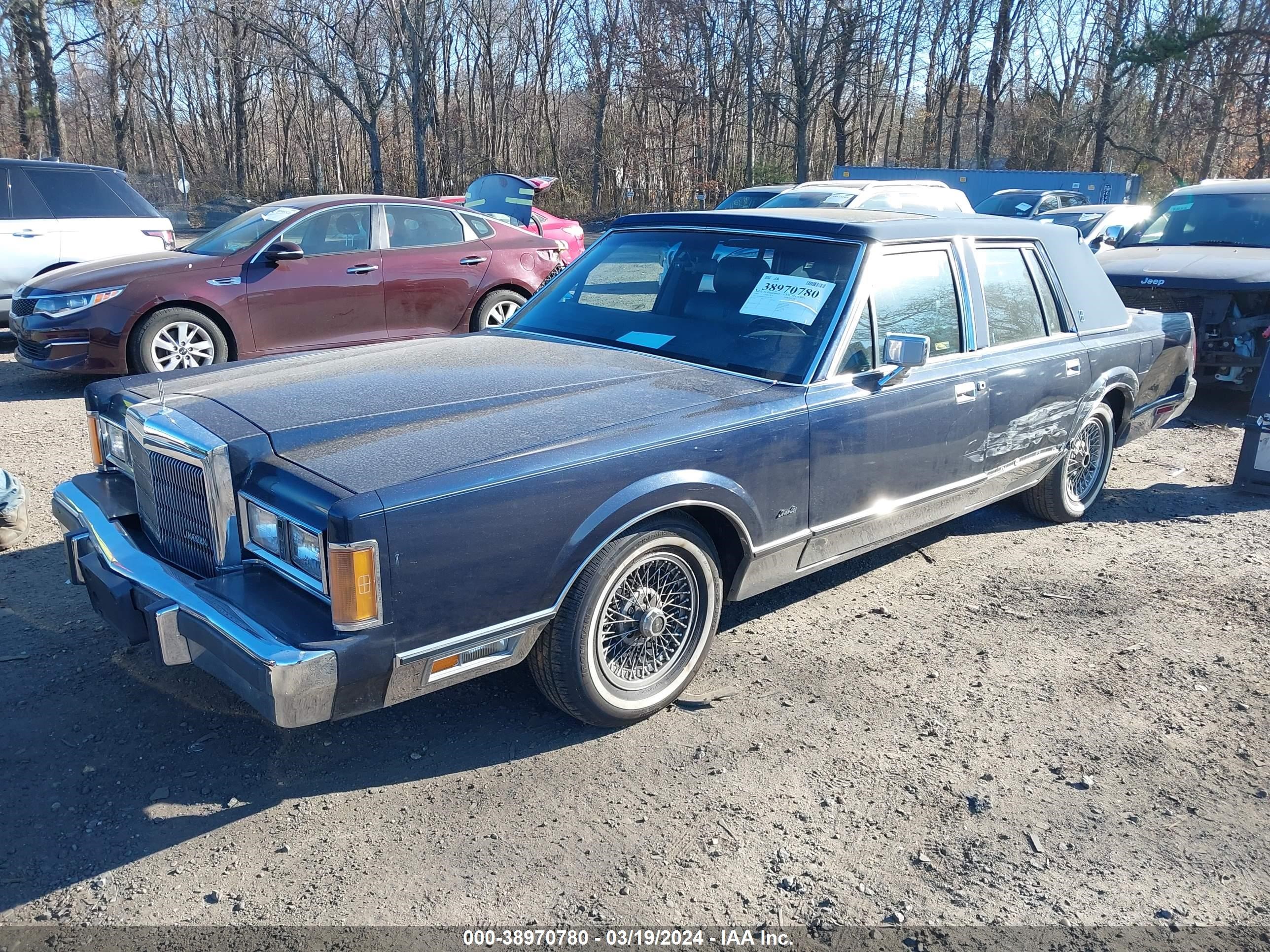 Photo 1 VIN: 1LNBM82F1KY743389 - LINCOLN TOWN CAR 