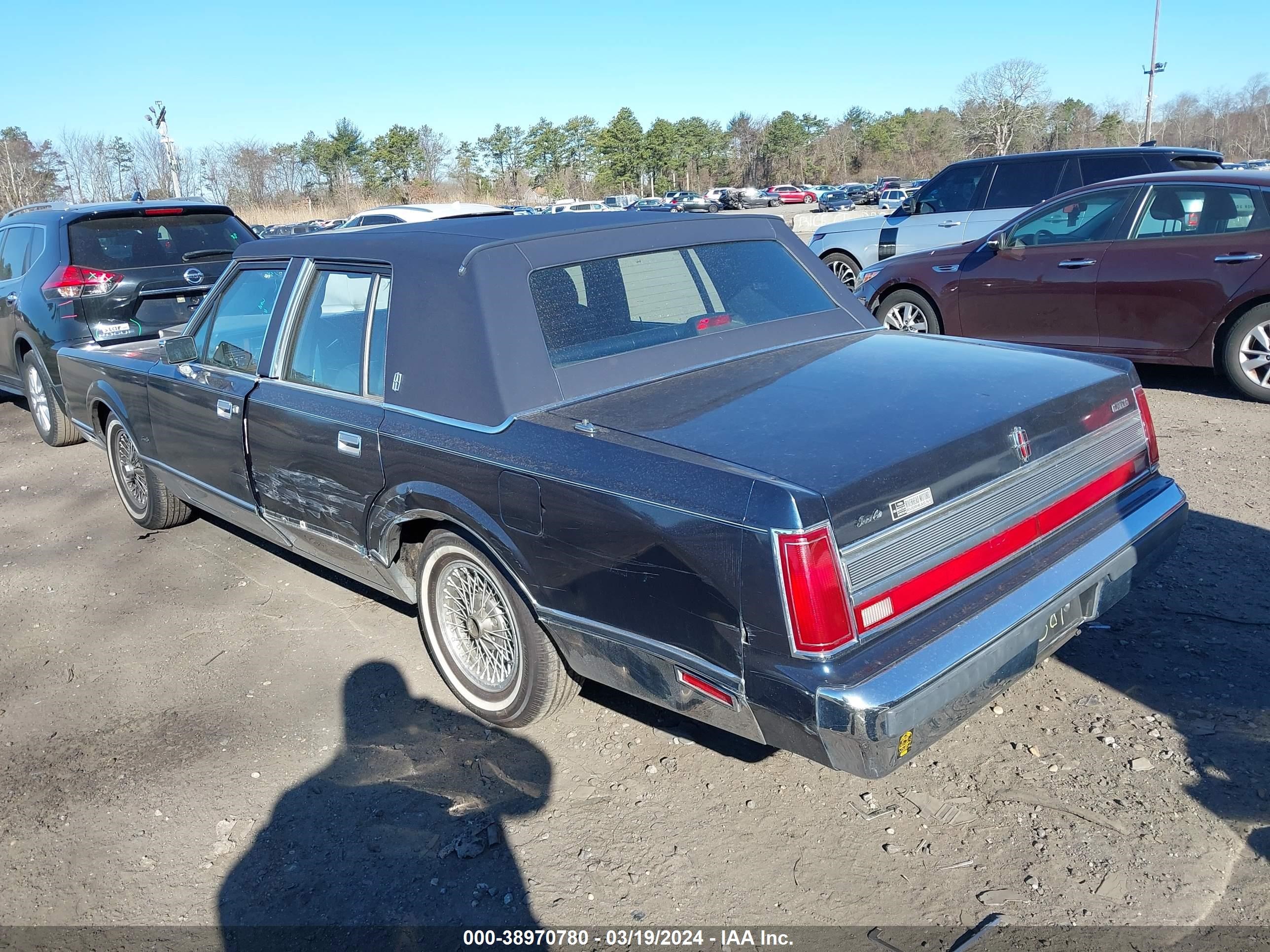 Photo 2 VIN: 1LNBM82F1KY743389 - LINCOLN TOWN CAR 