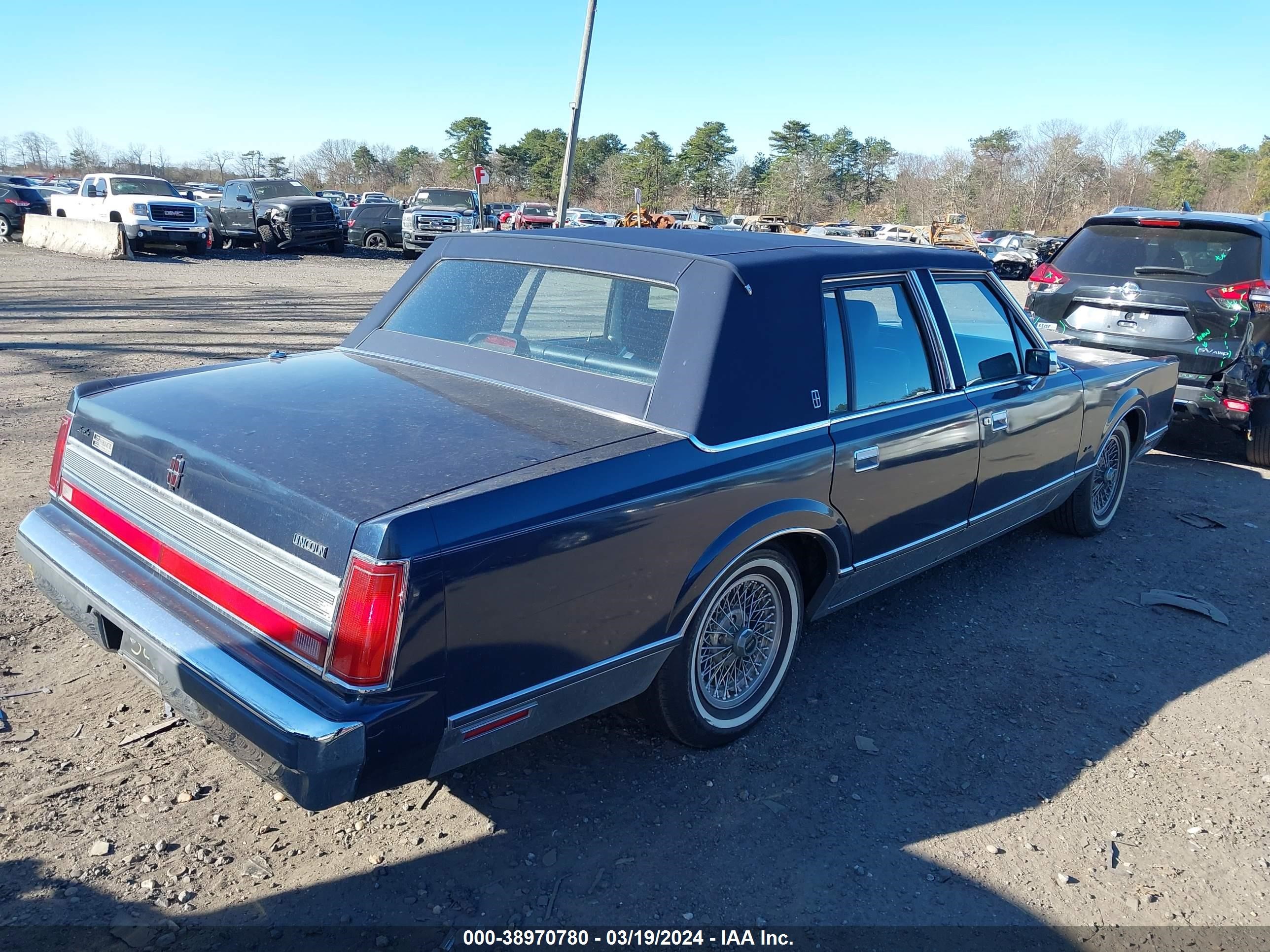 Photo 3 VIN: 1LNBM82F1KY743389 - LINCOLN TOWN CAR 