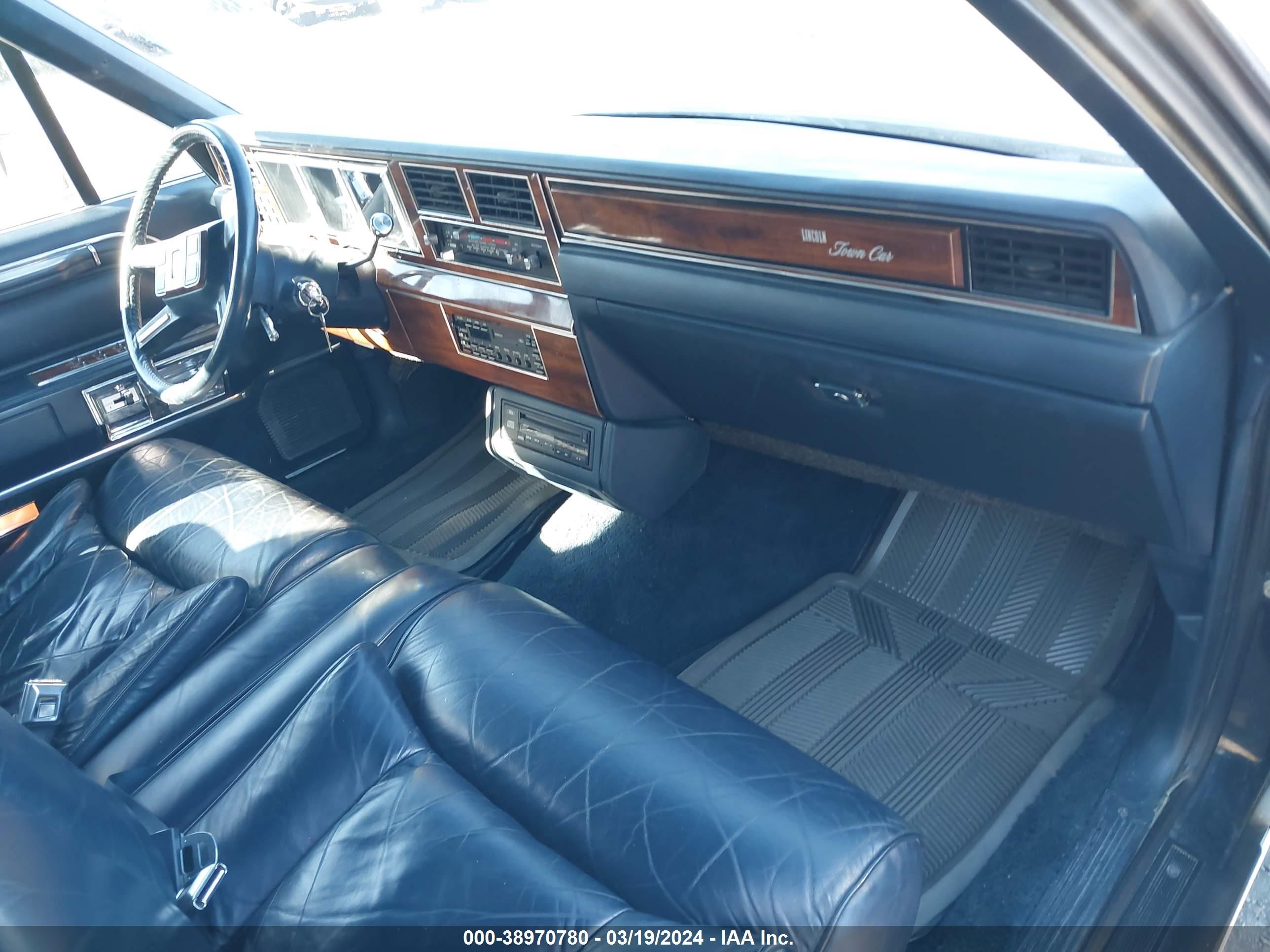 Photo 4 VIN: 1LNBM82F1KY743389 - LINCOLN TOWN CAR 