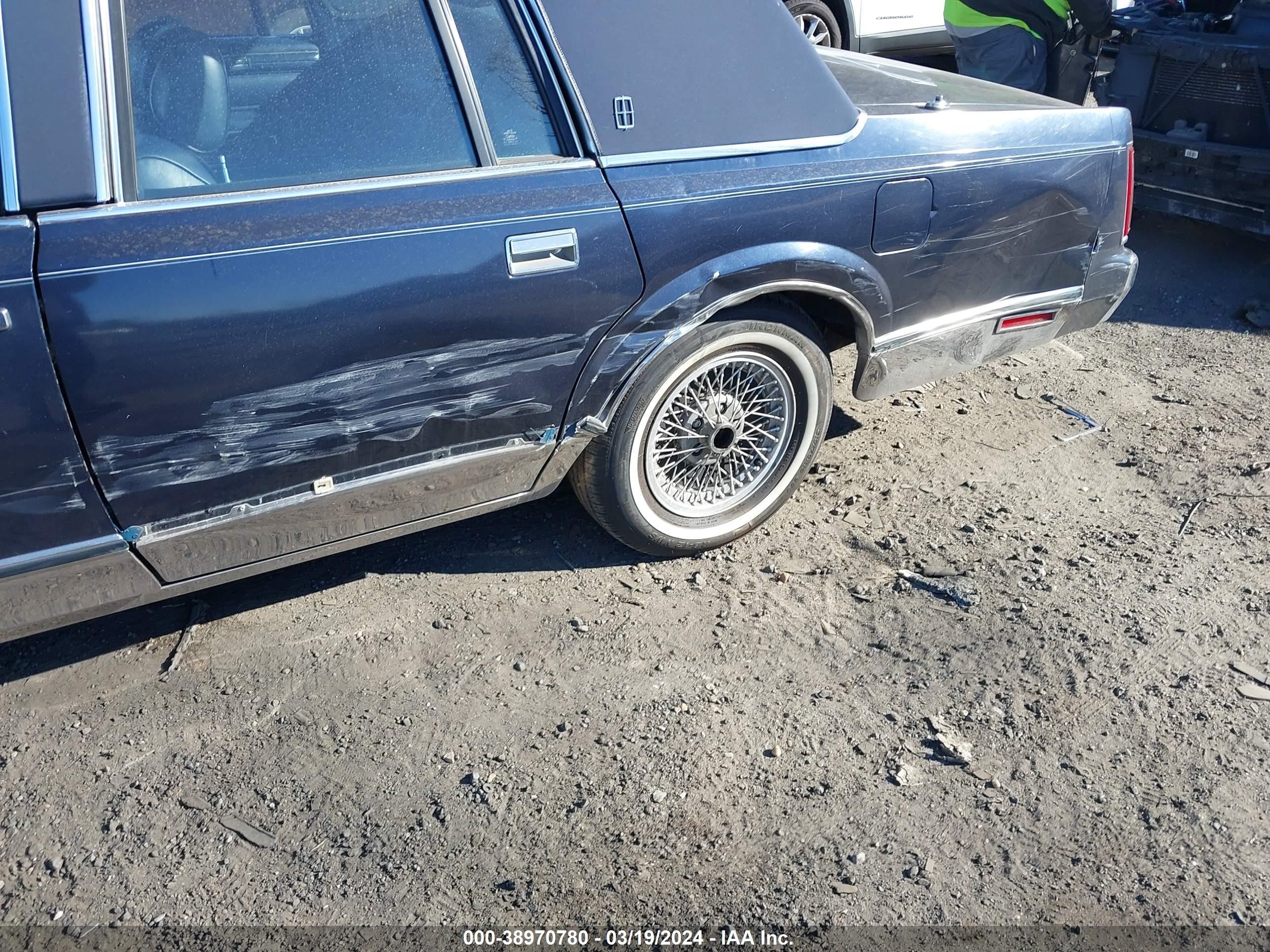 Photo 5 VIN: 1LNBM82F1KY743389 - LINCOLN TOWN CAR 