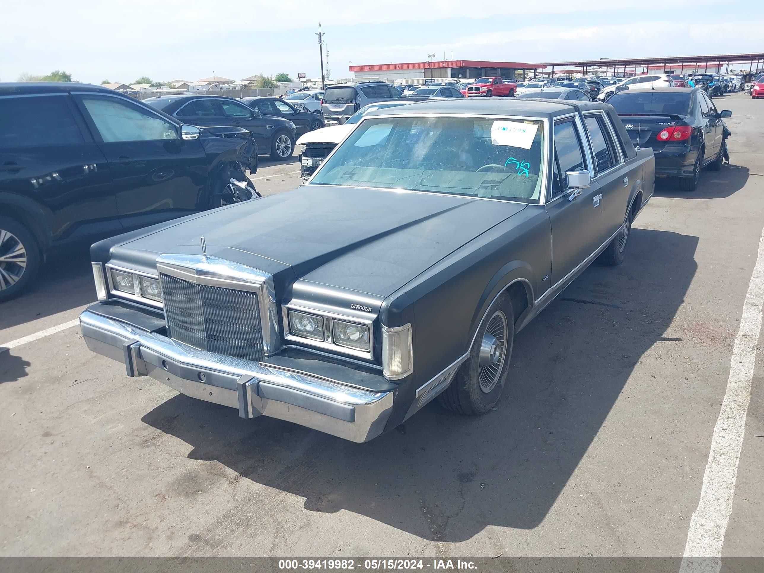 Photo 1 VIN: 1LNBM82F3JY831150 - LINCOLN TOWN CAR 