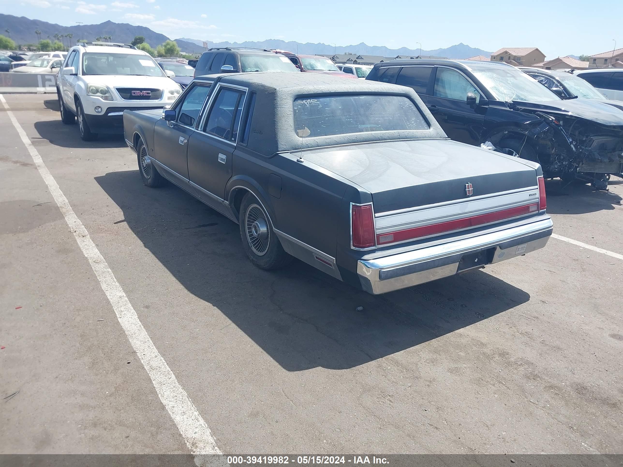 Photo 2 VIN: 1LNBM82F3JY831150 - LINCOLN TOWN CAR 