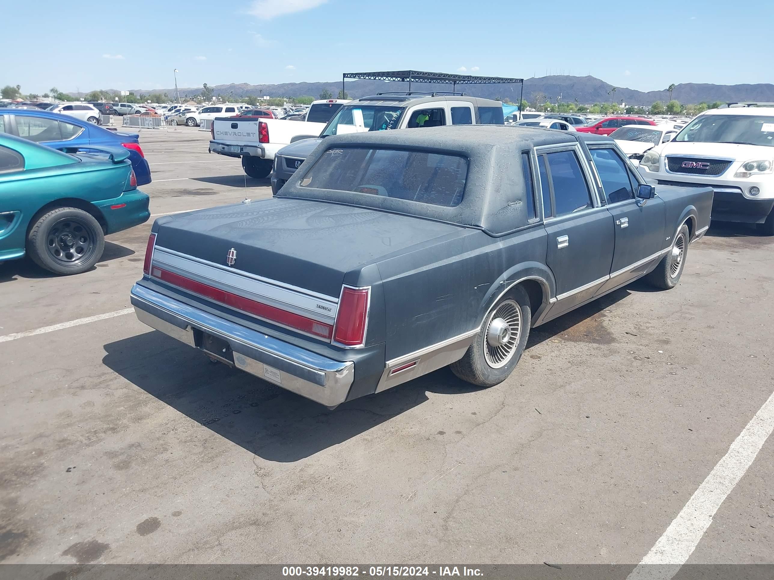 Photo 3 VIN: 1LNBM82F3JY831150 - LINCOLN TOWN CAR 