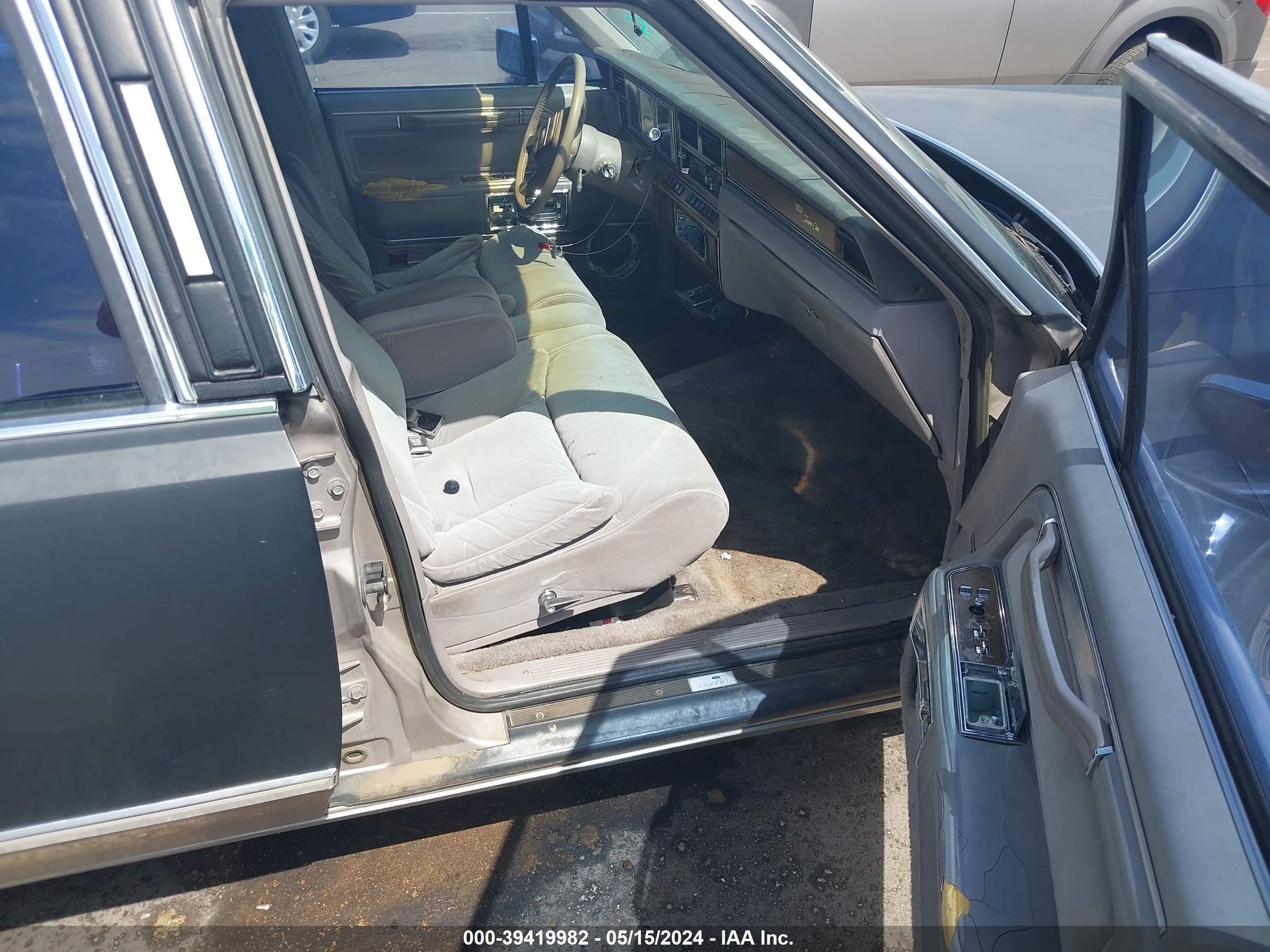 Photo 4 VIN: 1LNBM82F3JY831150 - LINCOLN TOWN CAR 