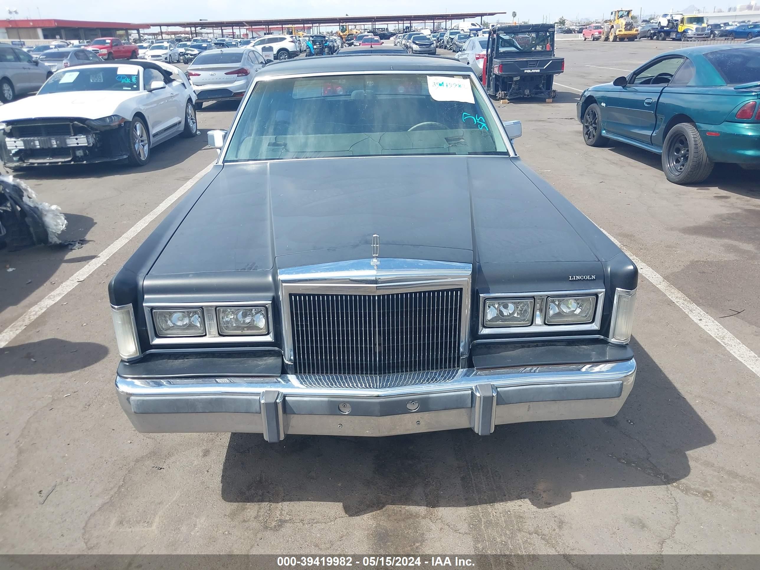 Photo 5 VIN: 1LNBM82F3JY831150 - LINCOLN TOWN CAR 